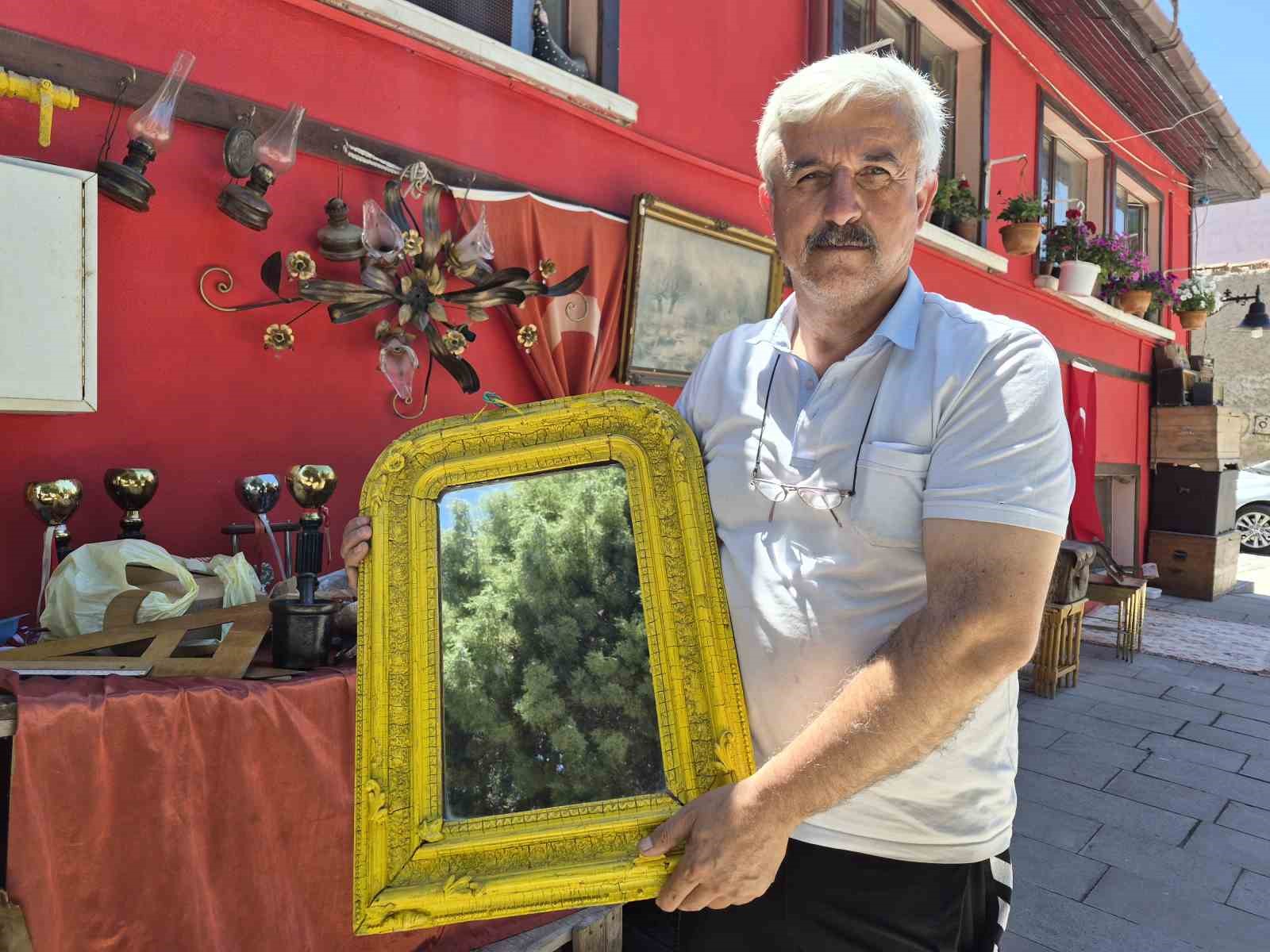 Ölüm haberinin düştüğü evlerden çıkarılan ve hikayesi olan antikalar