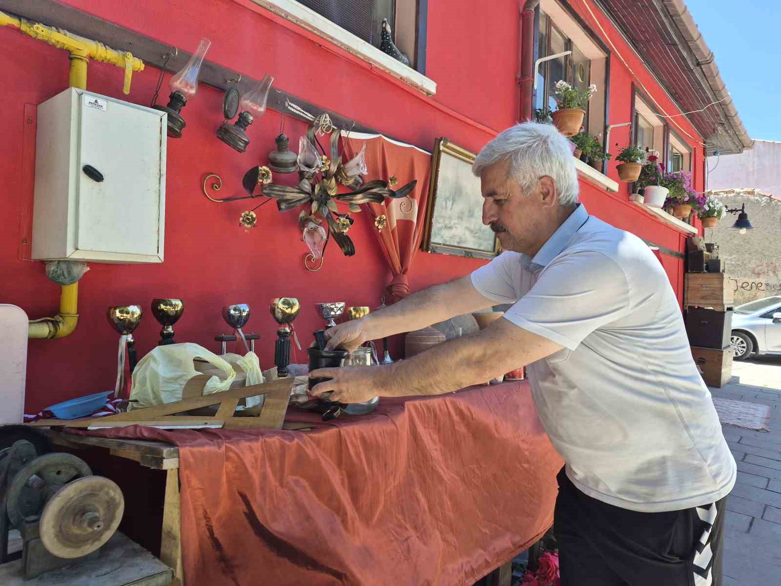 Ölüm haberinin düştüğü evlerden çıkarılan ve hikayesi olan antikalar