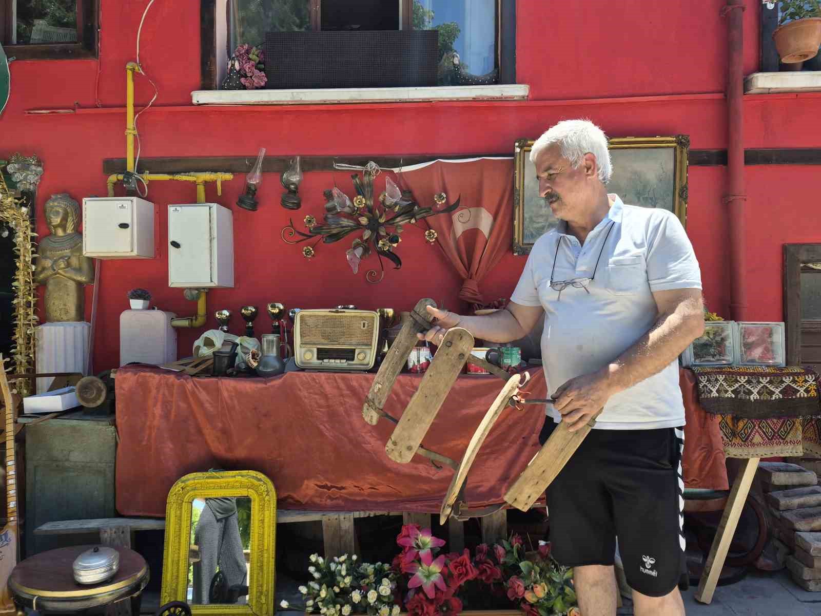 Ölüm haberinin düştüğü evlerden çıkarılan ve hikayesi olan antikalar
