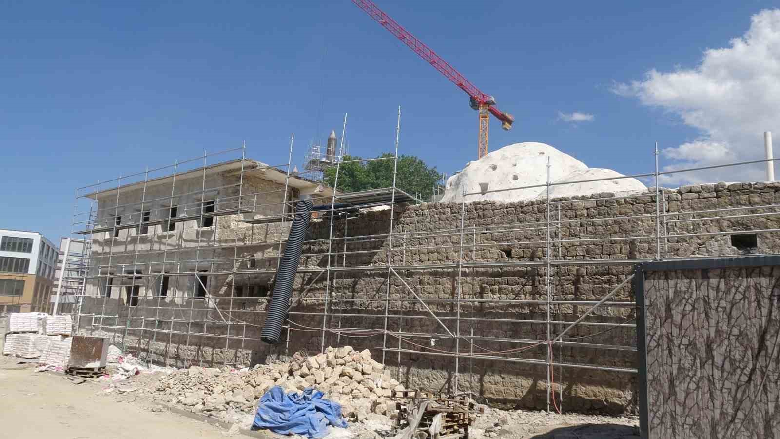 Depremde hasar gören 150 yıllık tarihi hamam yeniden ayağa kaldırılıyor