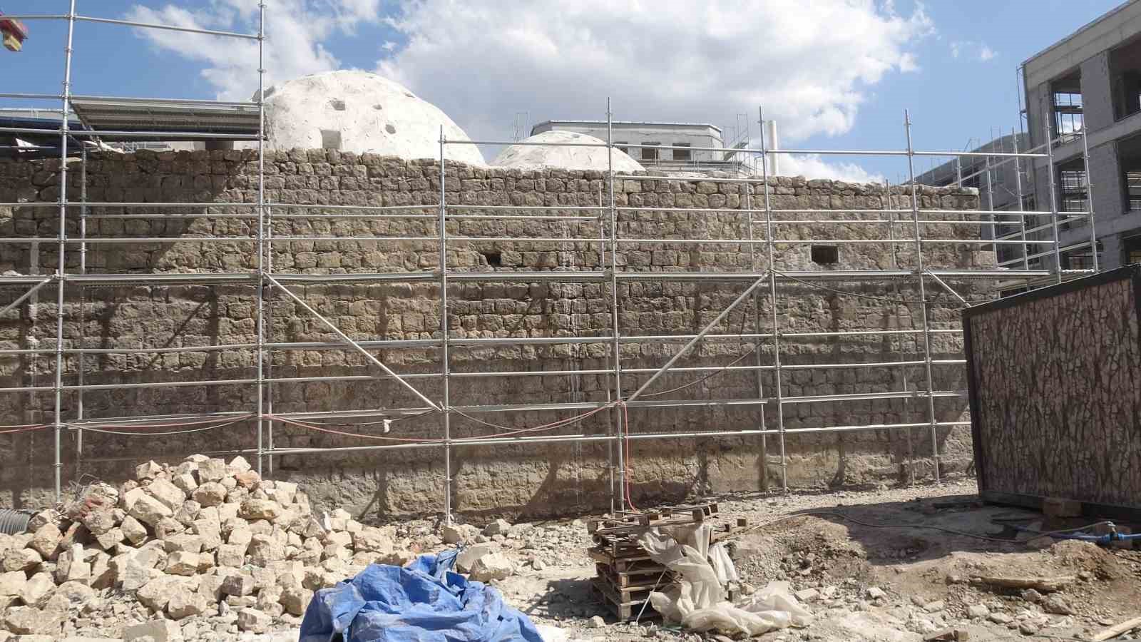 Depremde hasar gören 150 yıllık tarihi hamam yeniden ayağa kaldırılıyor