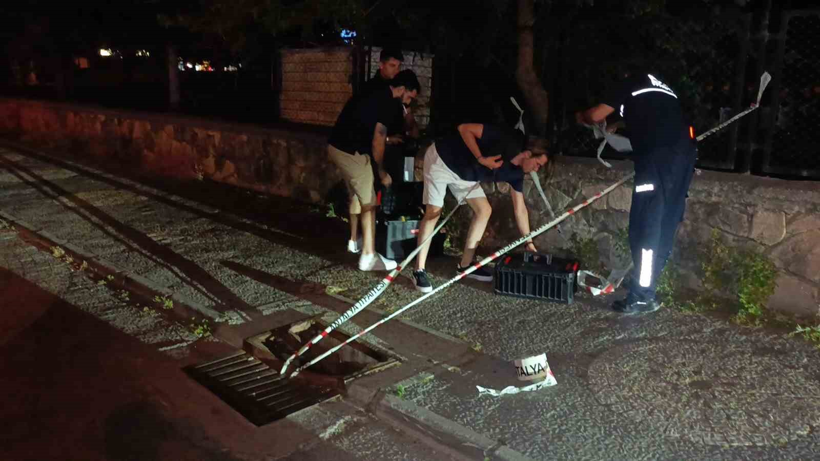 Genç kadının mazgala sıkışan ayağı itfaiye ekibi sayesinde kurtarıldı
