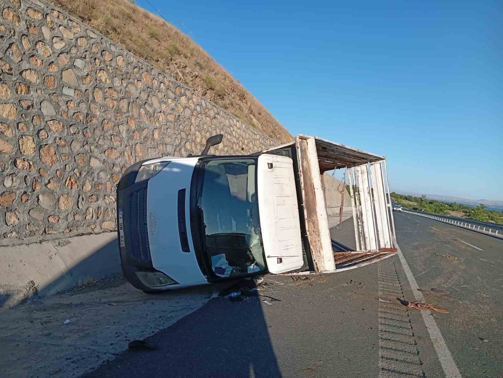 Elazığ’da kamyonet yan yattı: 2 yaralı