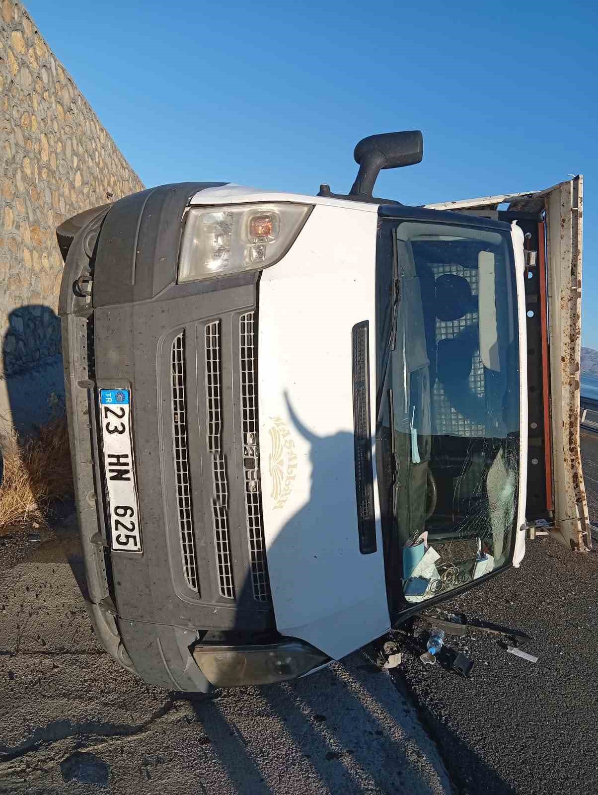 Elazığ’da kamyonet yan yattı: 2 yaralı
