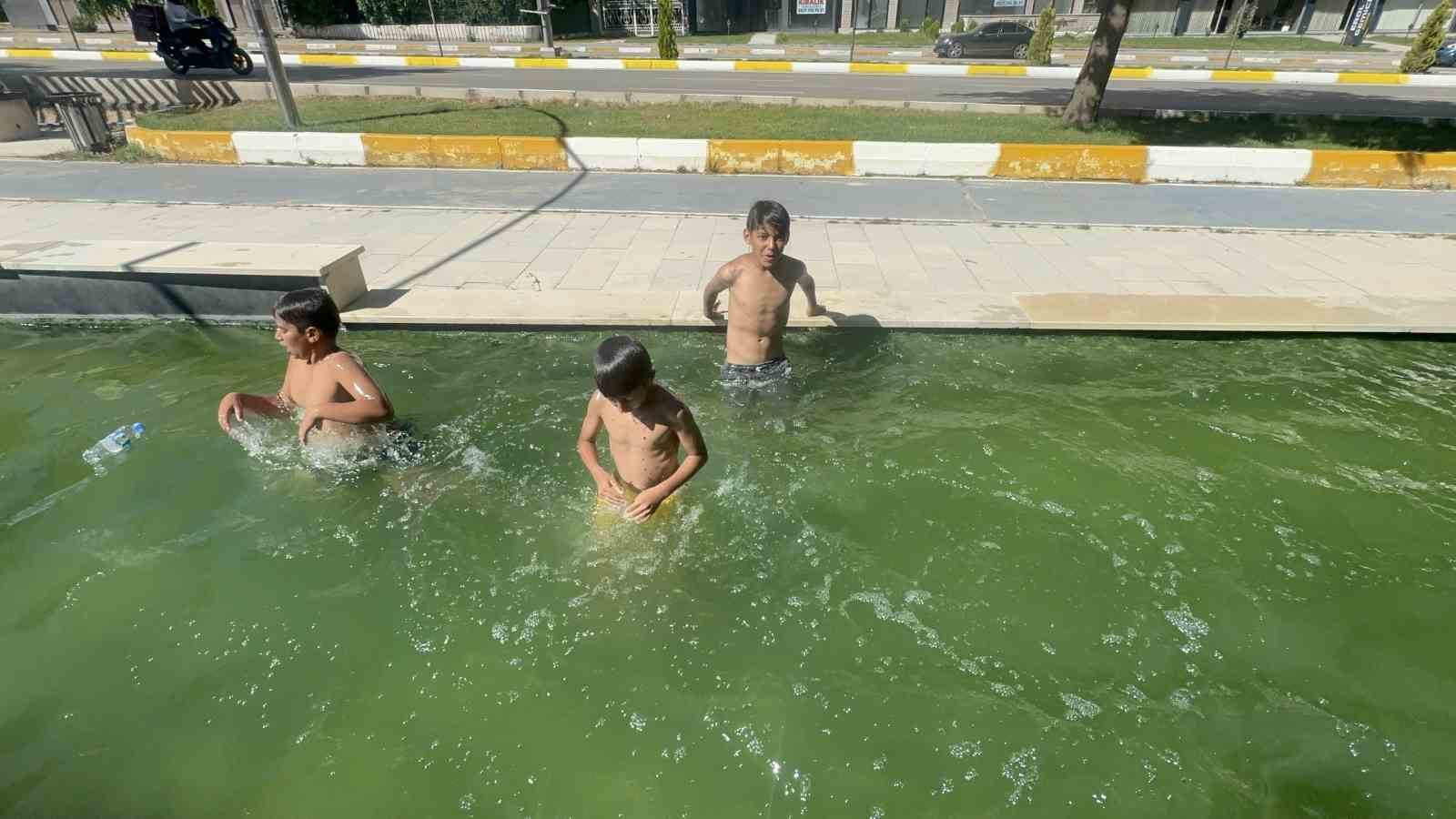 Sıcaktan bunalan ve süs havuzuna giren çocuklardan "zabıta" itirafı