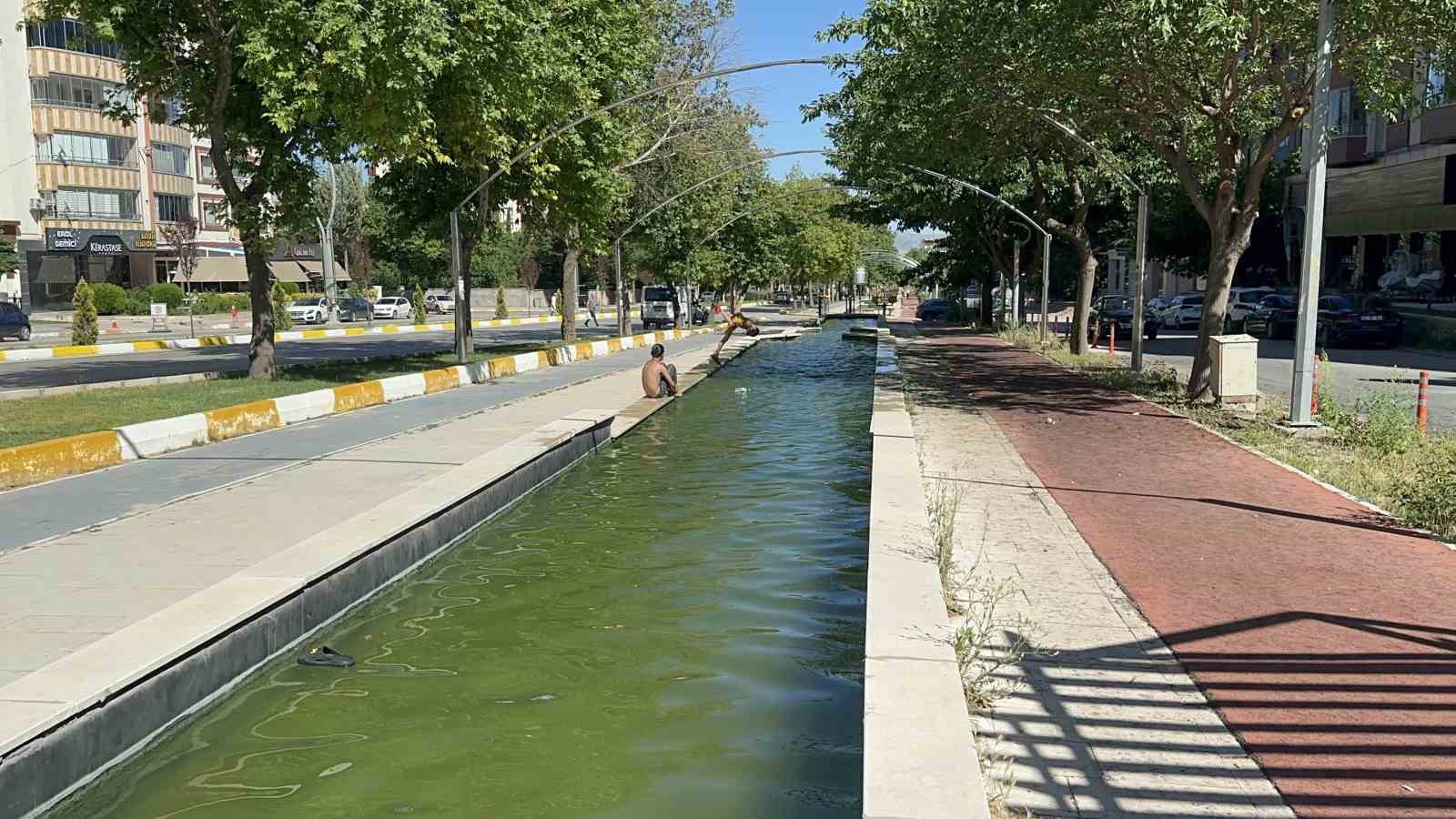 Sıcaktan bunalan ve süs havuzuna giren çocuklardan "zabıta" itirafı