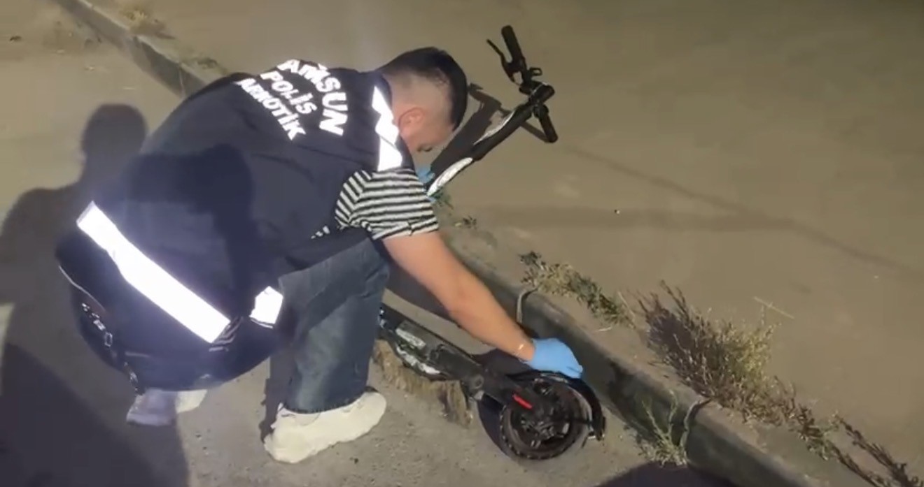 Peçeteye emdirilen uyuşturucuyu scooter bataryasında sakladı