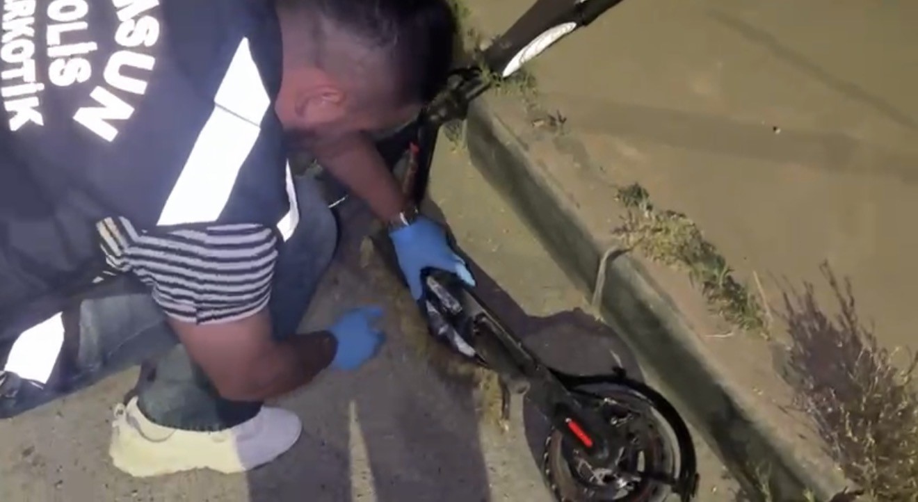 Peçeteye emdirilen uyuşturucuyu scooter bataryasında sakladı