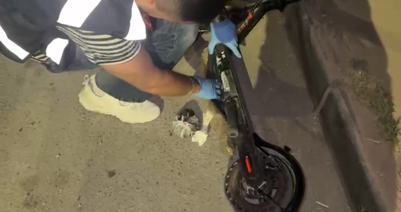 Peçeteye emdirilen uyuşturucuyu scooter bataryasında sakladı