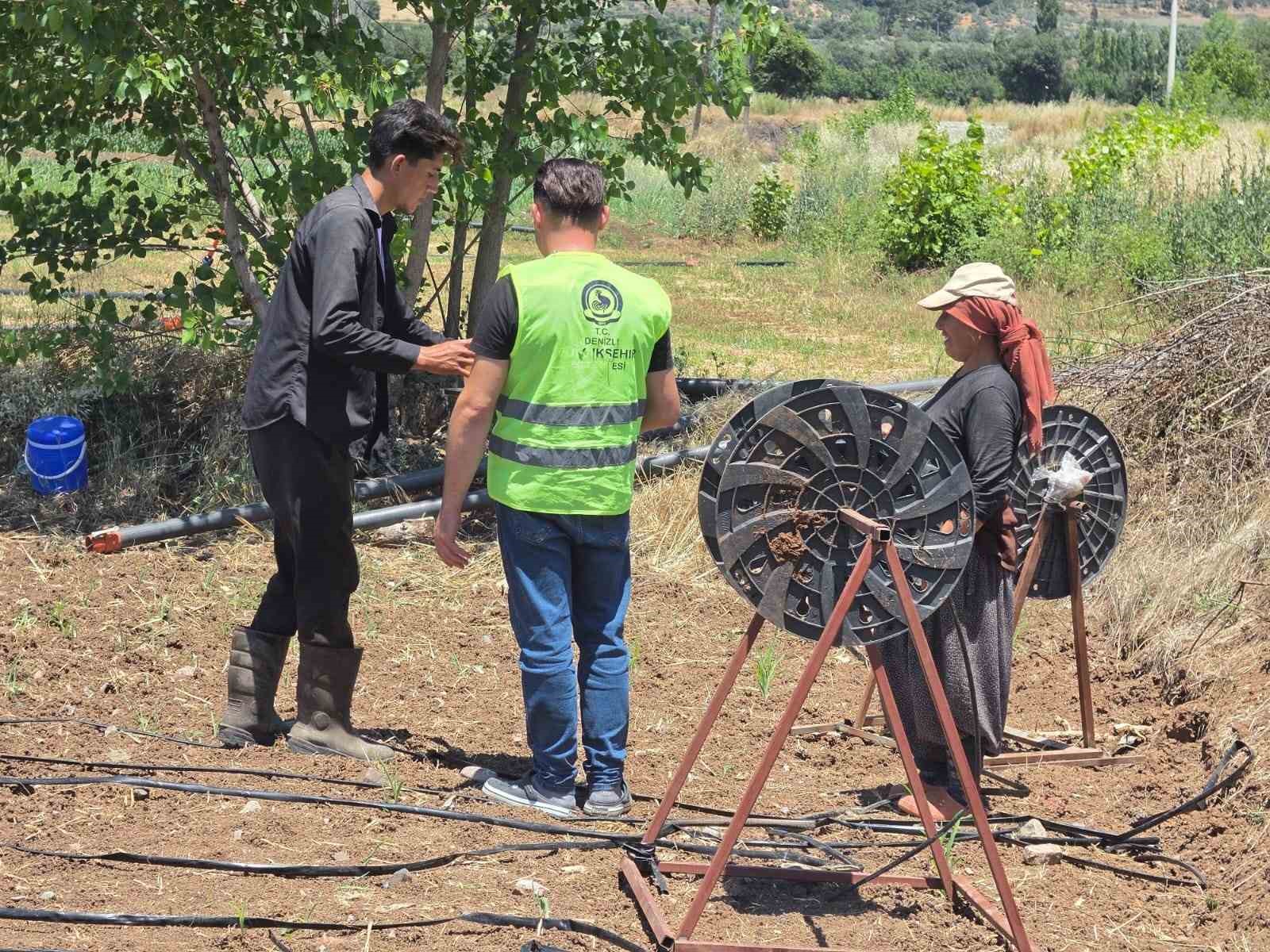 Denizli Büyükşehir tarlalara soğuk su ve limonata ulaştırdı