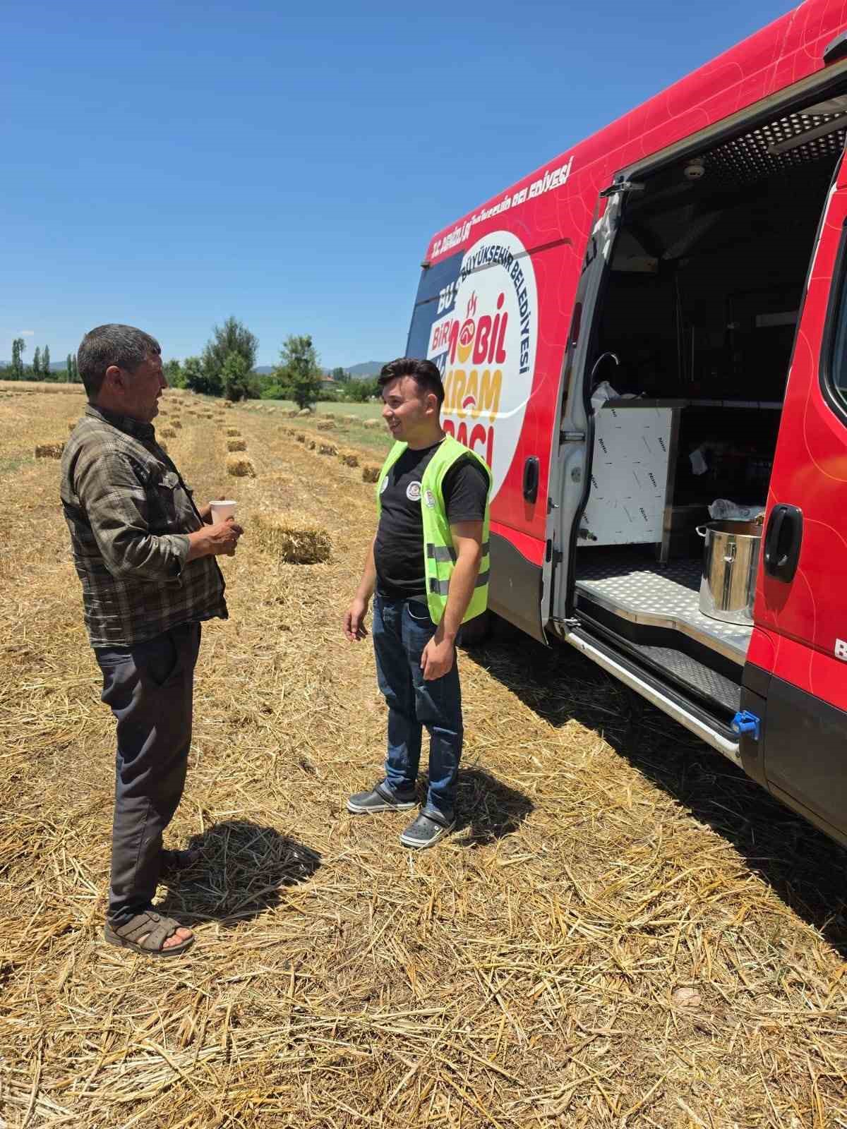 Denizli Büyükşehir tarlalara soğuk su ve limonata ulaştırdı