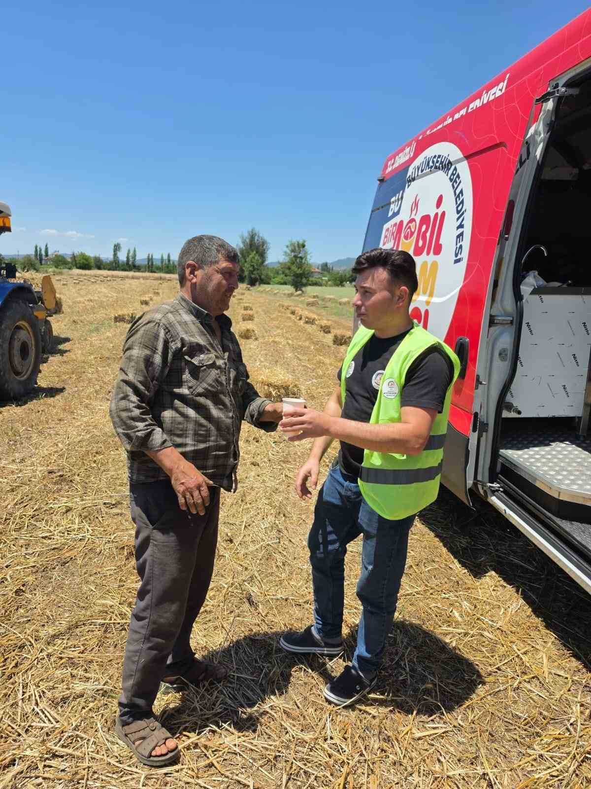 Denizli Büyükşehir tarlalara soğuk su ve limonata ulaştırdı