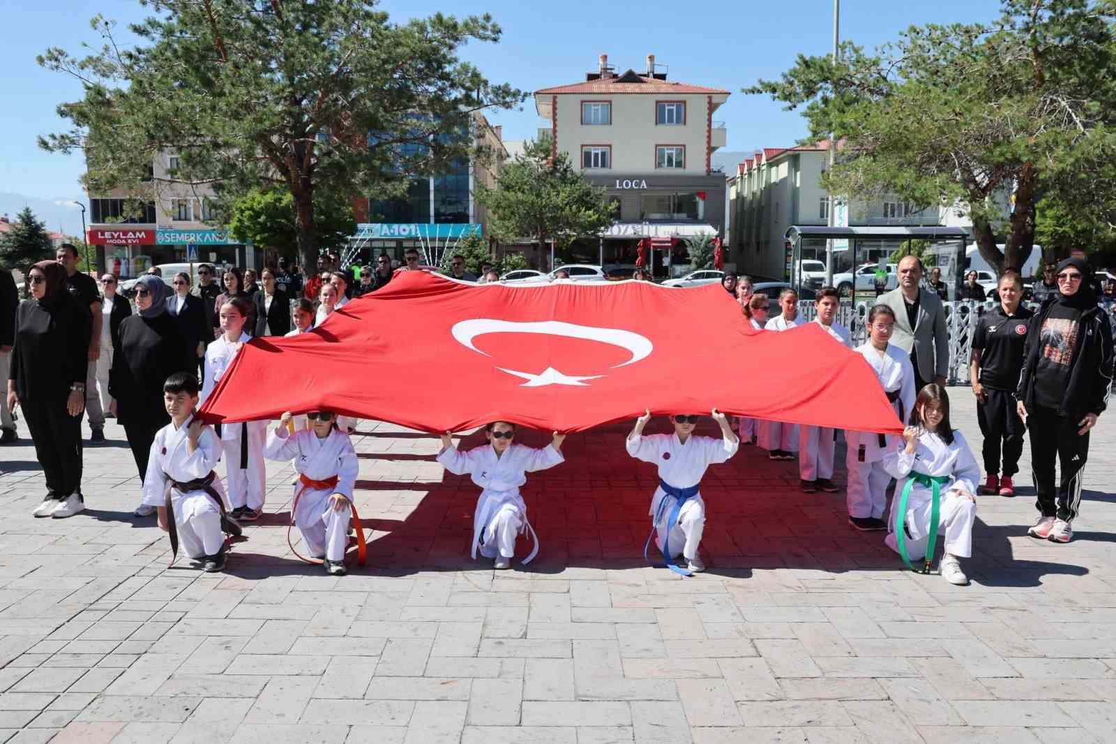 Atatürk’ün Erzincan’a gelişinin 107’nci yılı dolayısıyla tören düzenlendi
