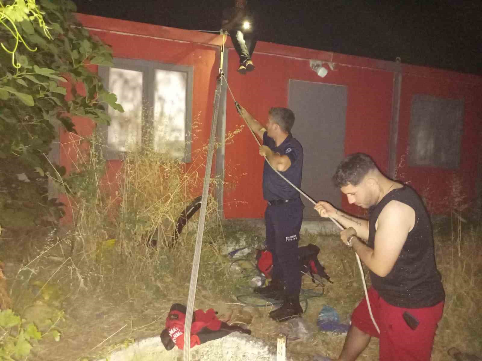 Balıkesir’de kuyuya düşen yavru kedi kurtarıldı