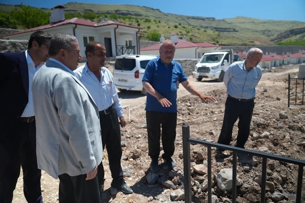 Darende’de Yenipınar Mahallesi’ne menfez, mahalle konağı ve yol yatırımı