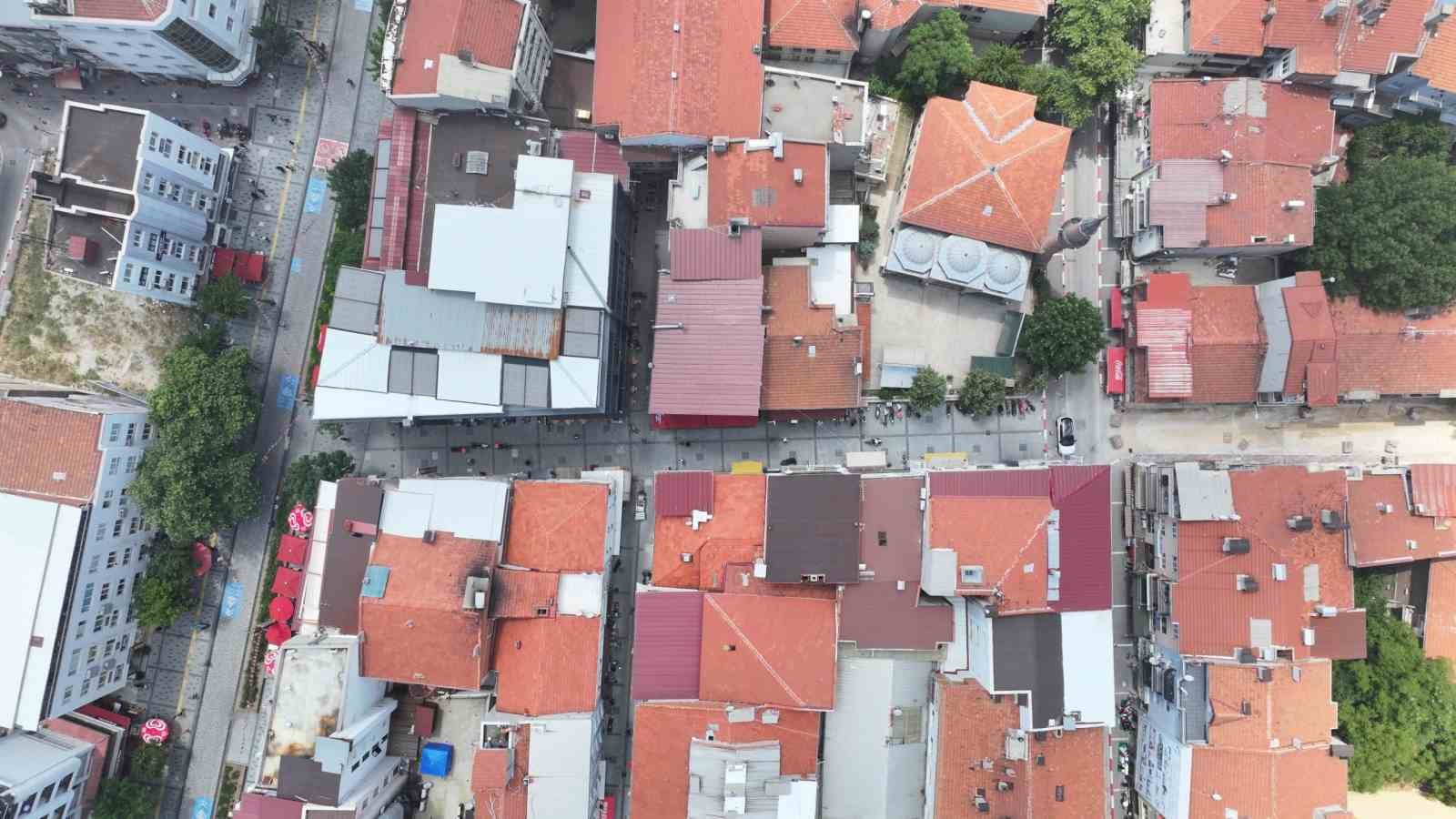 Uşak’ta Kurtuluş ve Yeşil Karaağaç mahallelerinde zemin taşları yenileniyor