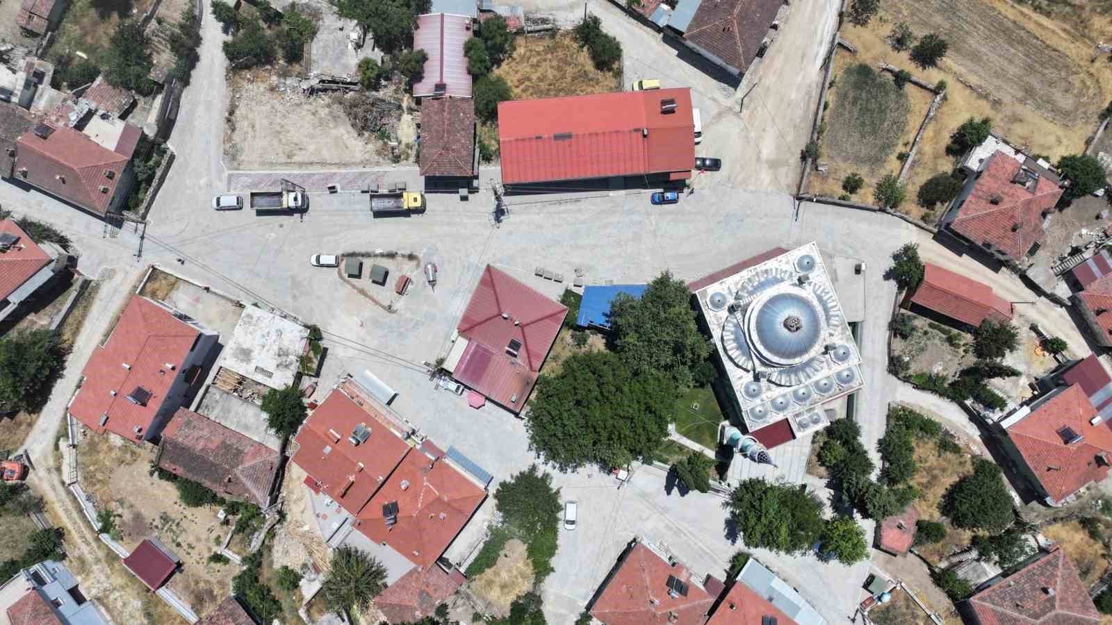Uşak’ta Kurtuluş ve Yeşil Karaağaç mahallelerinde zemin taşları yenileniyor