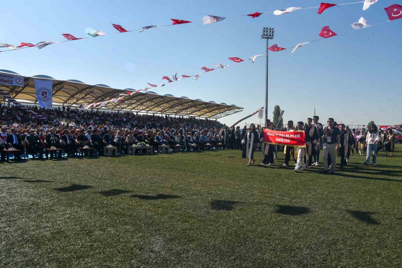 BŞEÜ’de mezuniyet coşkusu