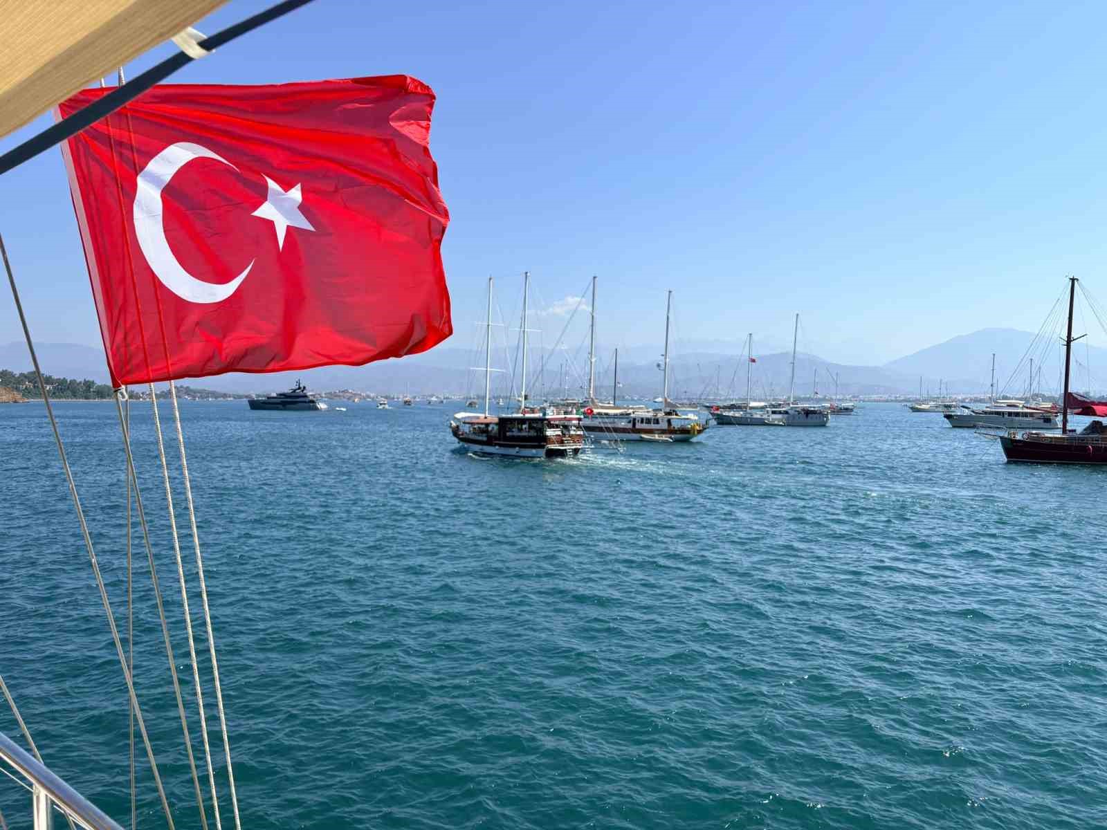 Fethiye’de şehit denizciler anısına denize çelenk bırakıldı
