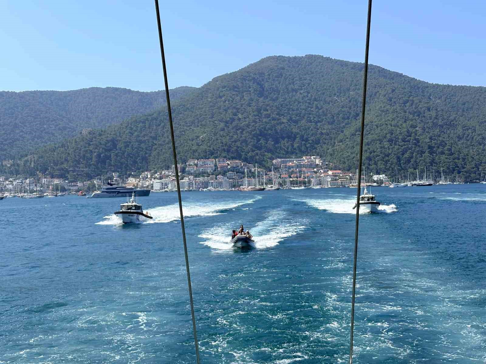 Fethiye’de şehit denizciler anısına denize çelenk bırakıldı