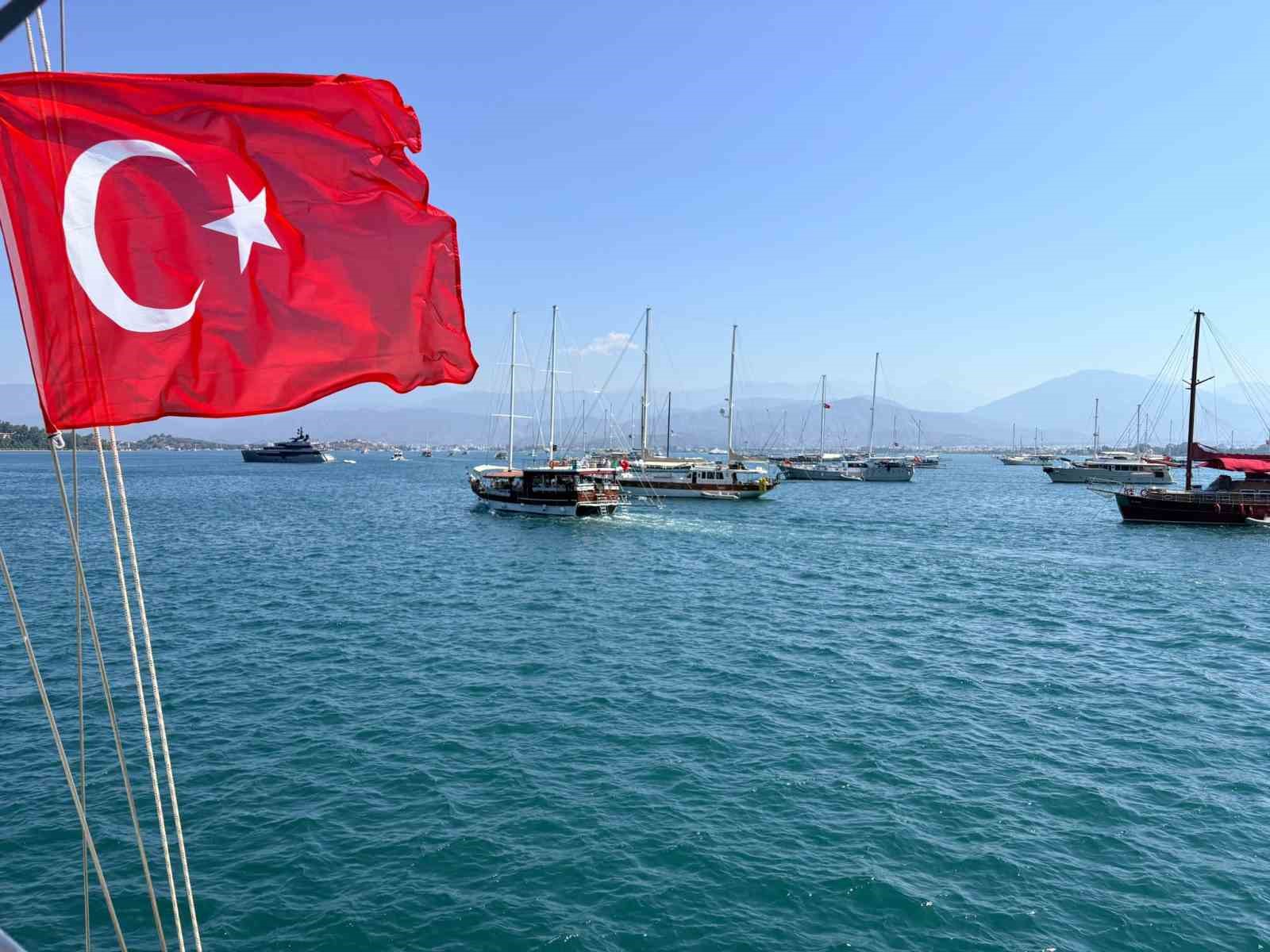 Fethiye’de şehit denizciler anısına denize çelenk bırakıldı