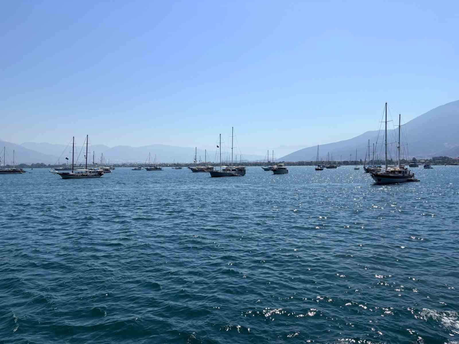 Fethiye’de şehit denizciler anısına denize çelenk bırakıldı