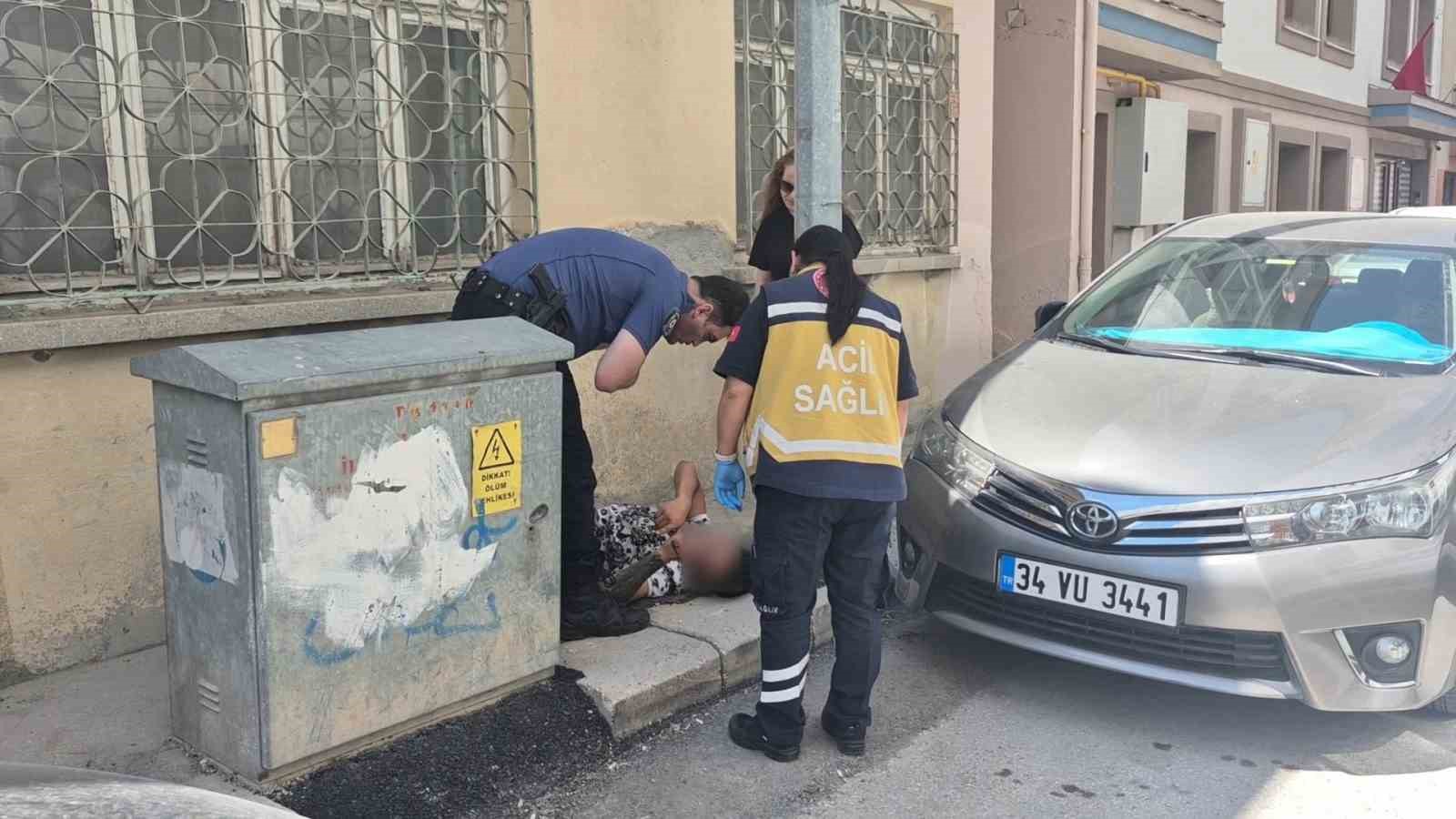 Sokak ortasında elinde tabancayla hareketsiz yatan genç paniğe neden oldu