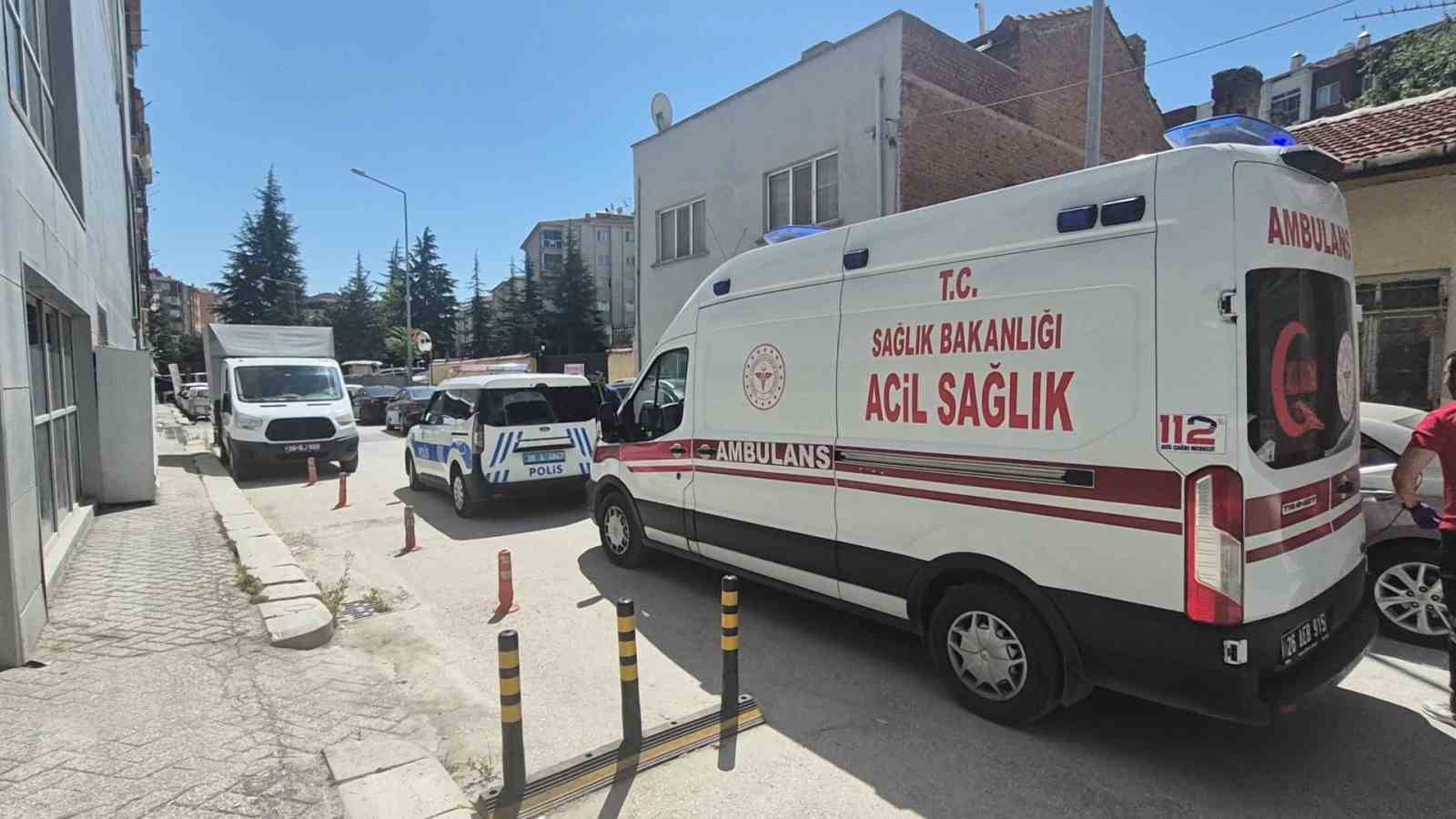 Sokak ortasında elinde tabancayla hareketsiz yatan genç paniğe neden oldu