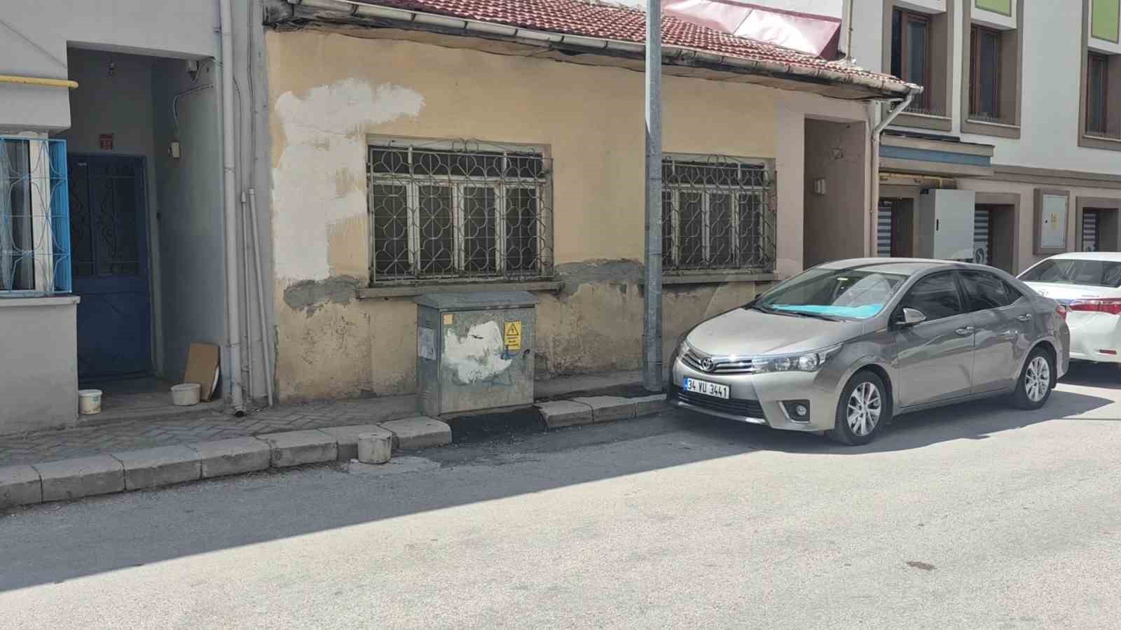 Sokak ortasında elinde tabancayla hareketsiz yatan genç paniğe neden oldu