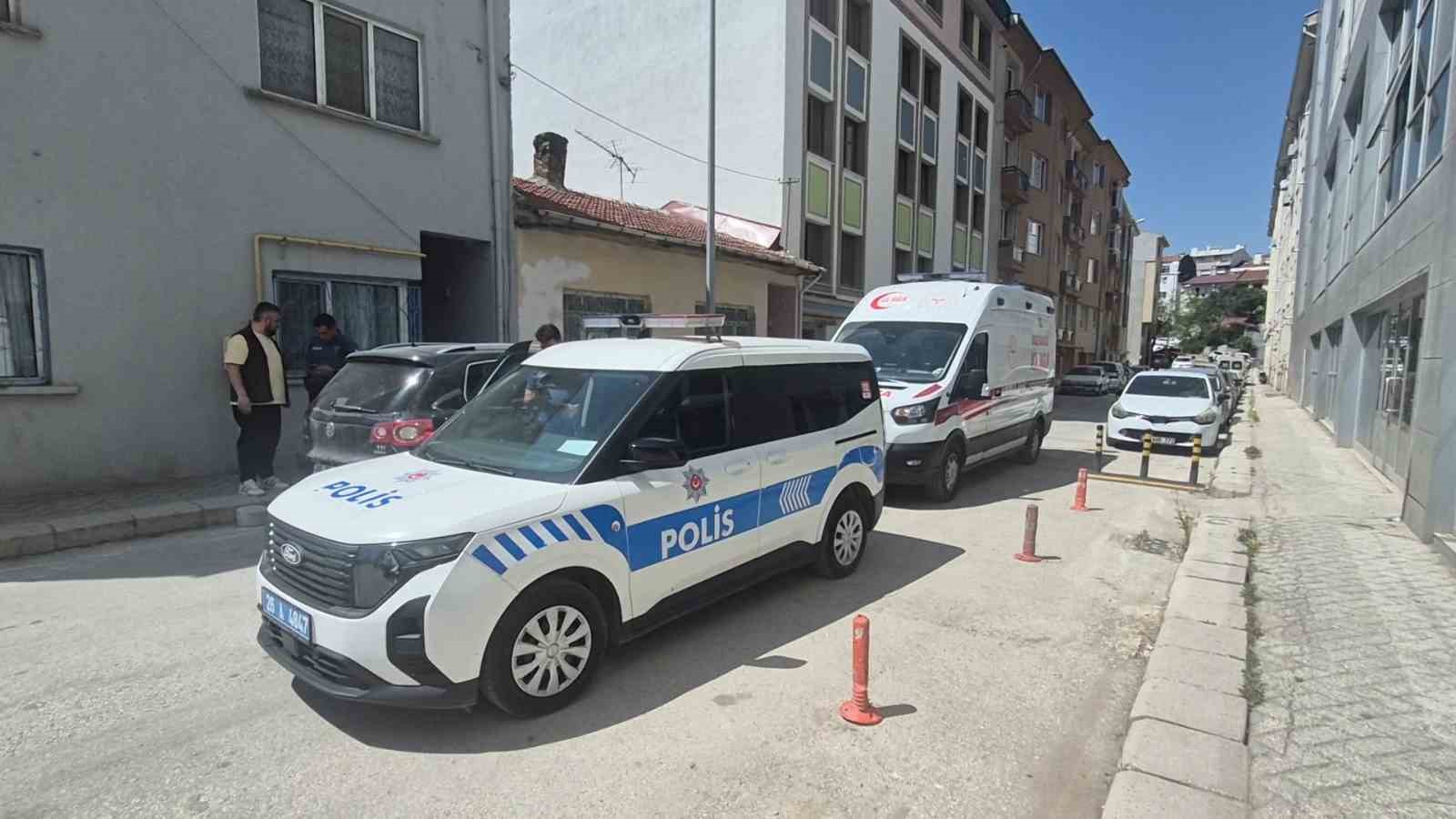Sokak ortasında elinde tabancayla hareketsiz yatan genç paniğe neden oldu