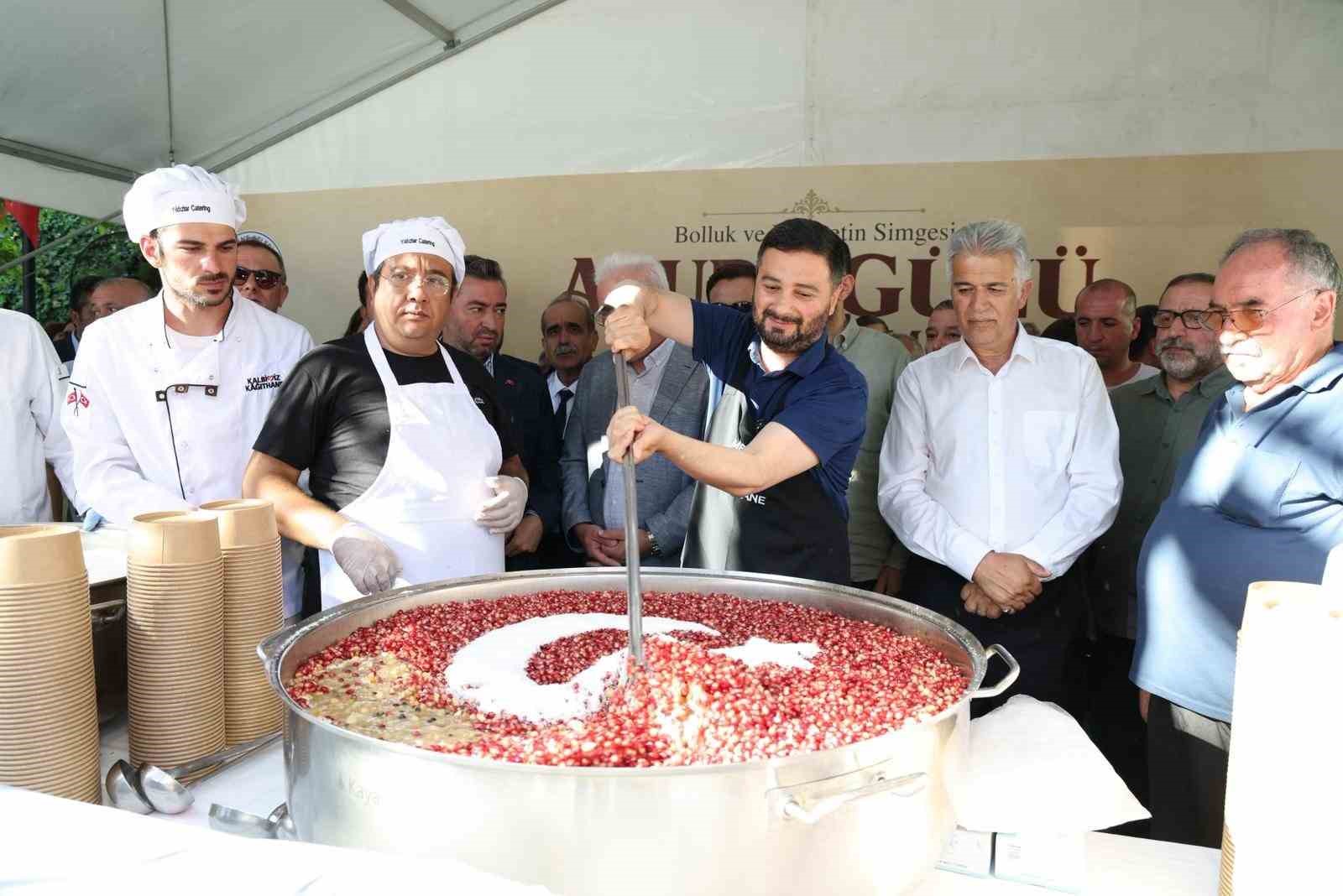 Kağıthane’de 50 bin kişiye aşure dağıtıldı