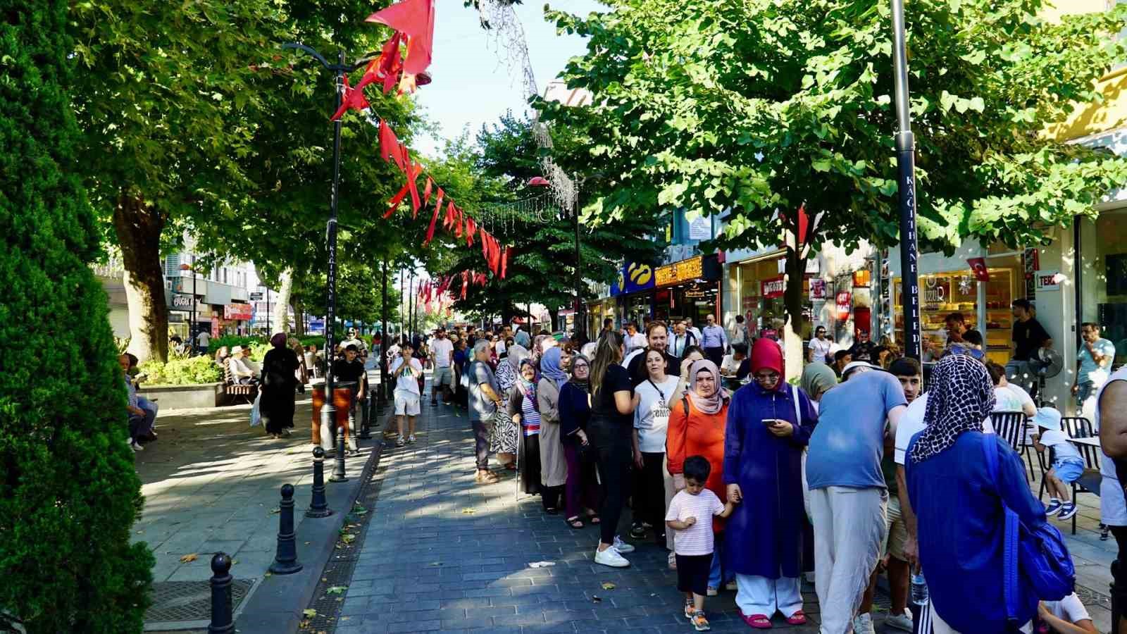 Kağıthane’de 50 bin kişiye aşure dağıtıldı