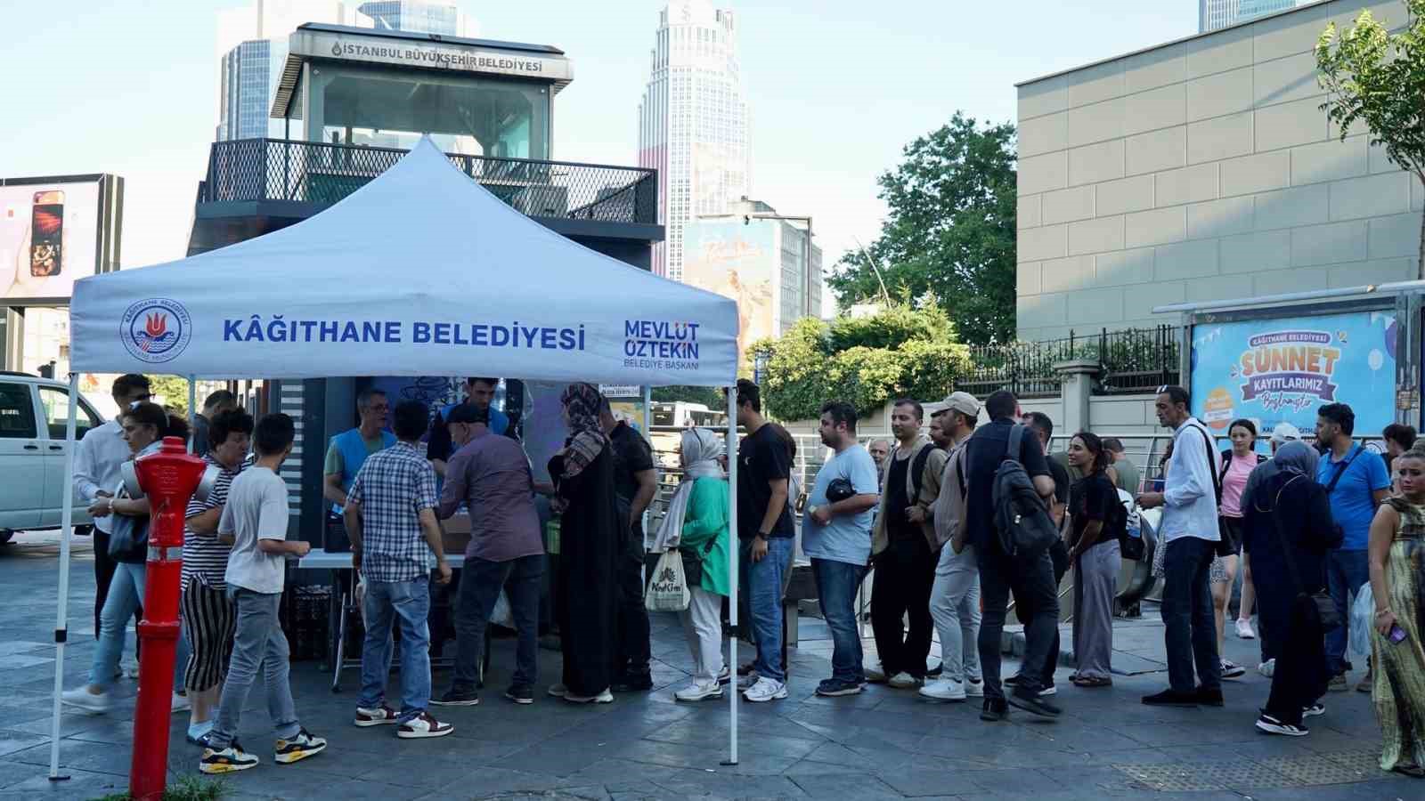 Kağıthane’de 50 bin kişiye aşure dağıtıldı