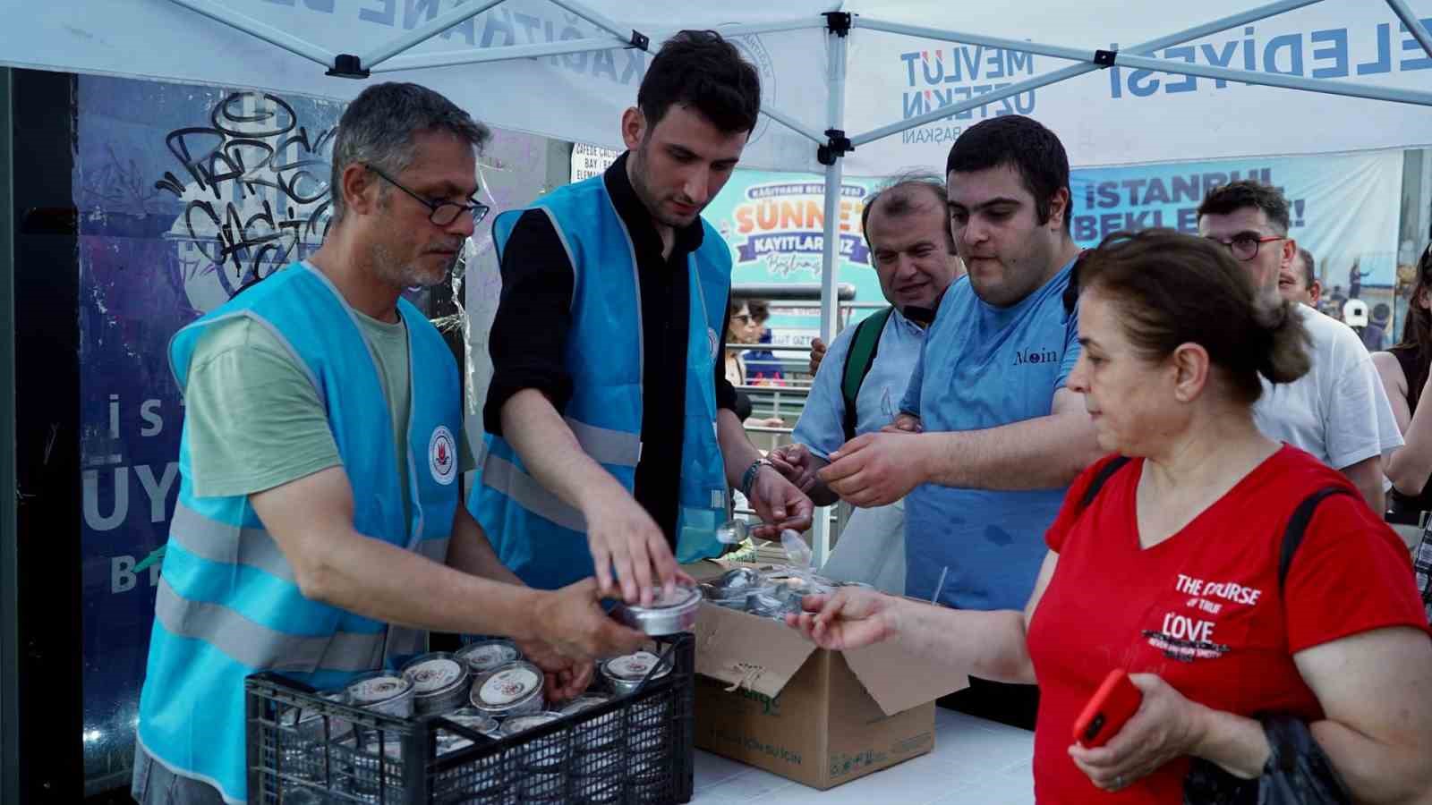 Kağıthane’de 50 bin kişiye aşure dağıtıldı