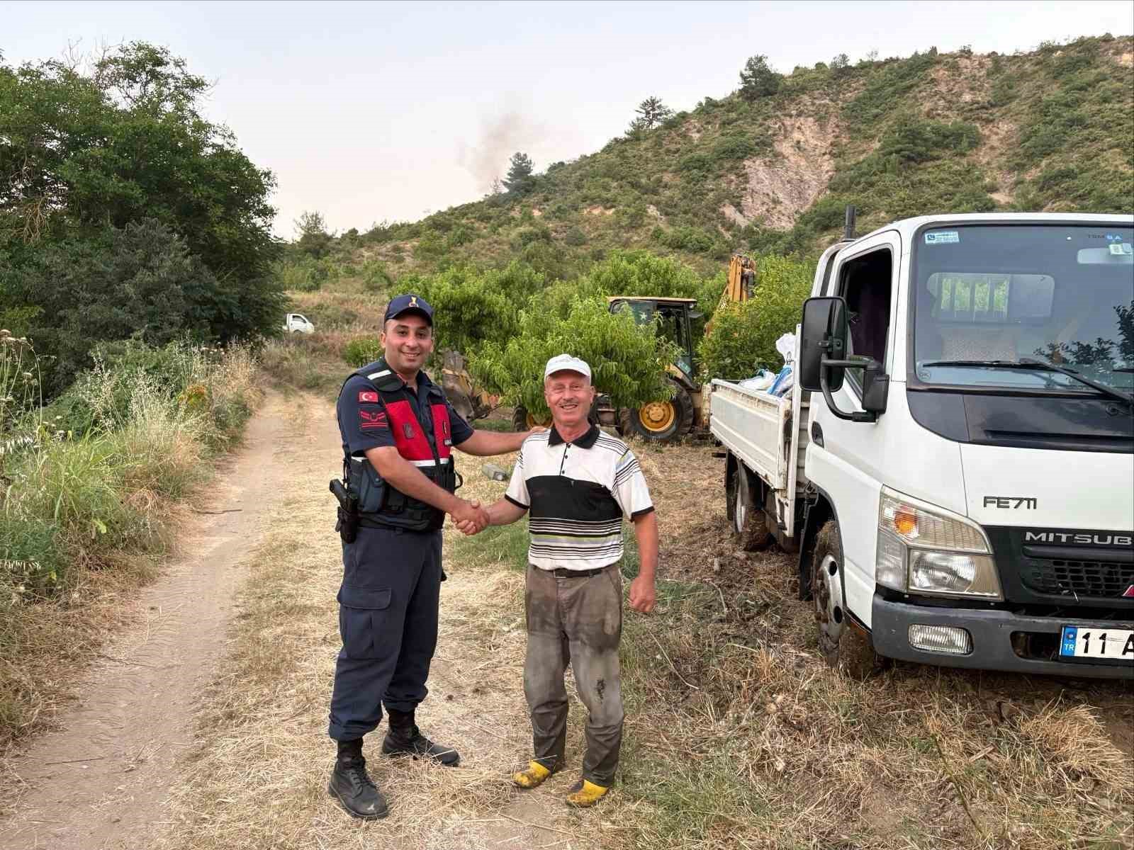 Patlayan boru kamyoneti dere içinde mahsur bıraktı