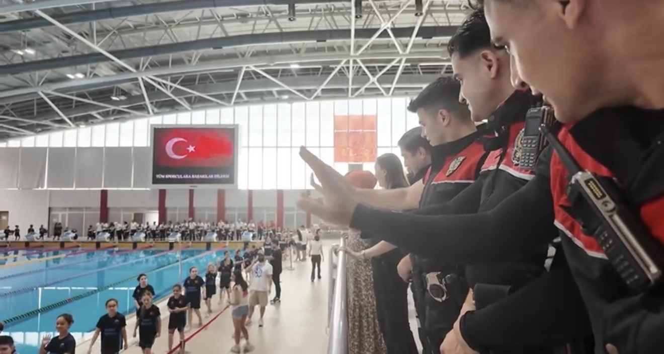 Şehit polisin emaneti Eylül Asel yüzmede gururlandırdı