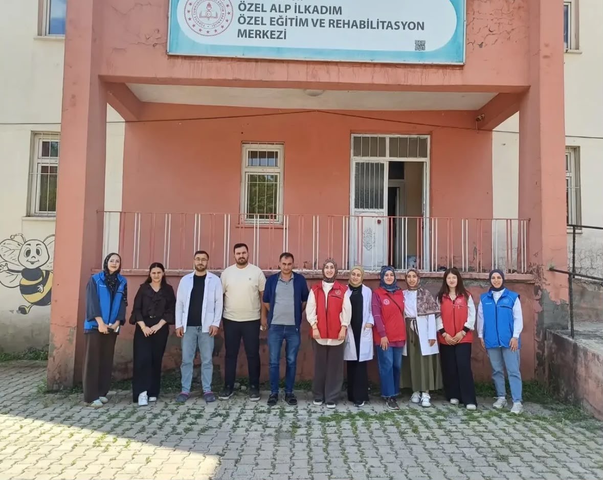 Hamur Gençlik Merkezi’nden özel öğrencilere anlamlı ziyaret