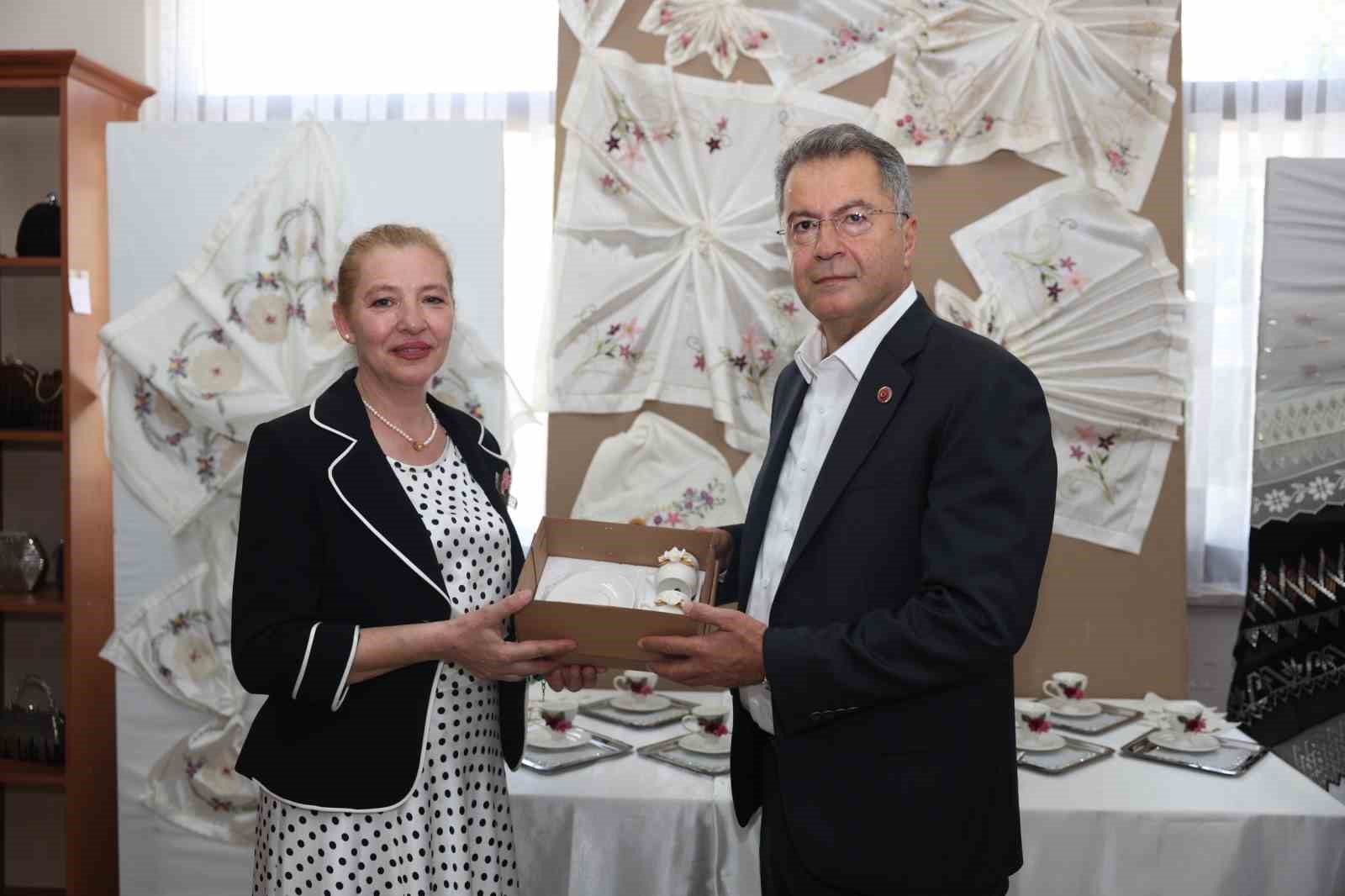 Kursiyerlerinden el emeği göz nuru sergi