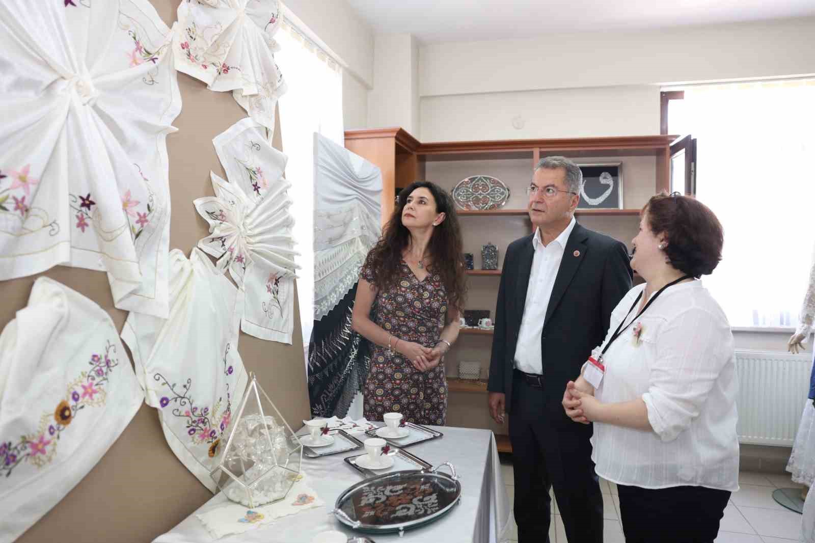 Kursiyerlerinden el emeği göz nuru sergi