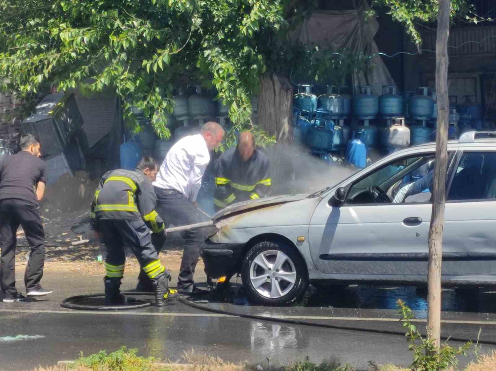 Diyarbakır’da otomobil bomba gibi patladı