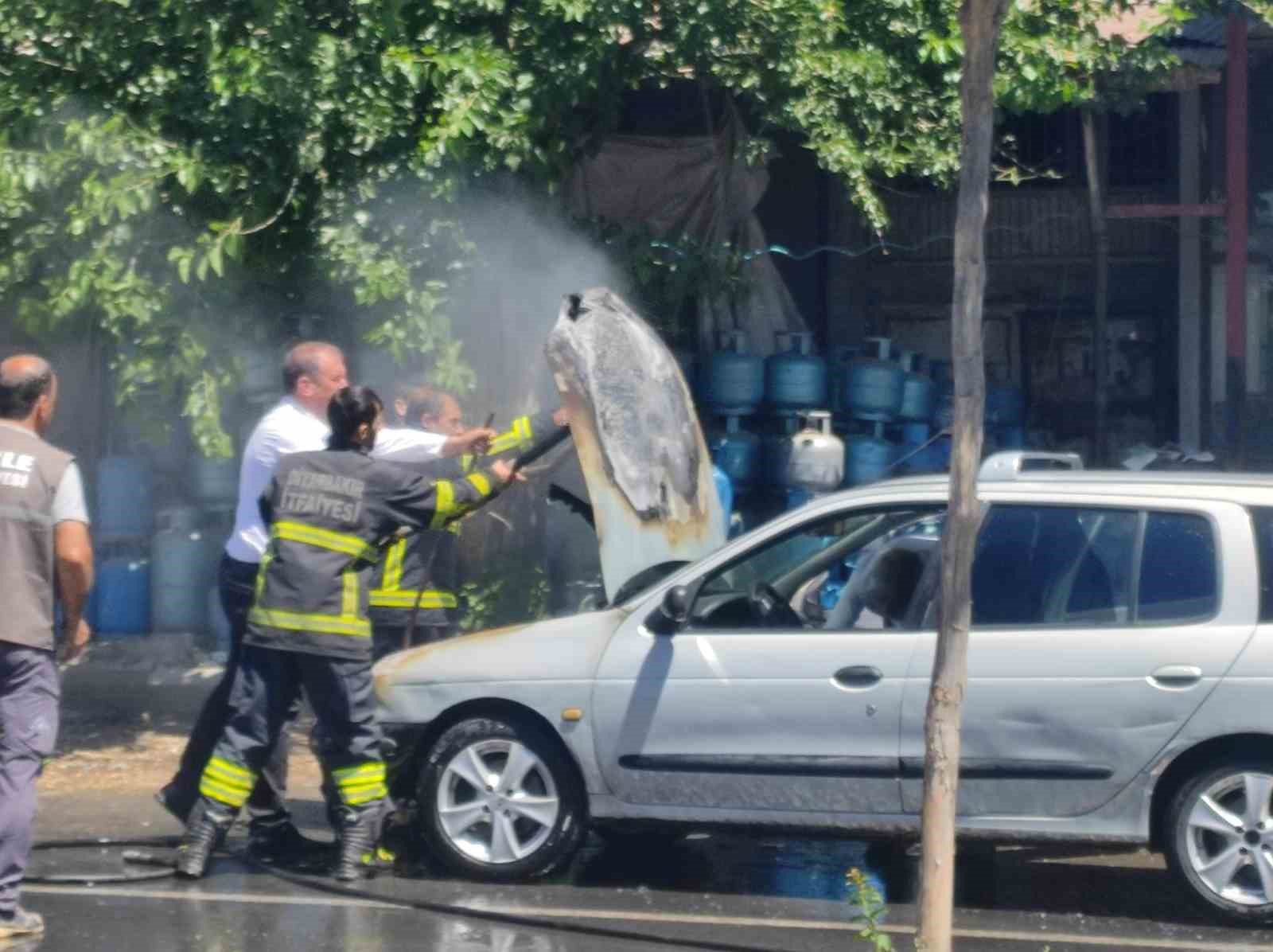 Diyarbakır’da otomobil bomba gibi patladı