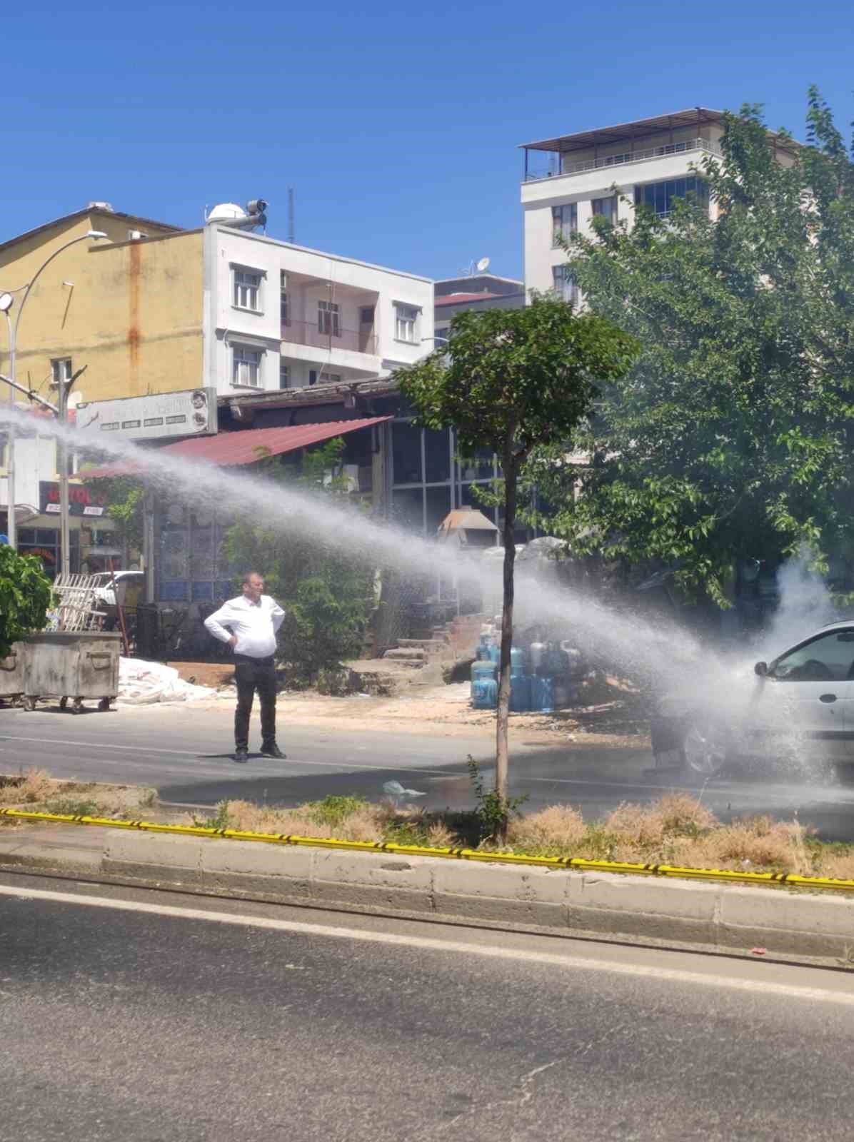 Diyarbakır’da otomobil bomba gibi patladı
