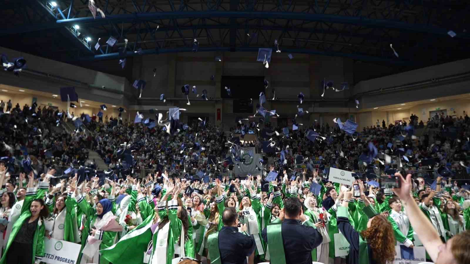 Kocaeli Sağlık ve Teknoloji Üniversitesi mezunlarını uğurladı