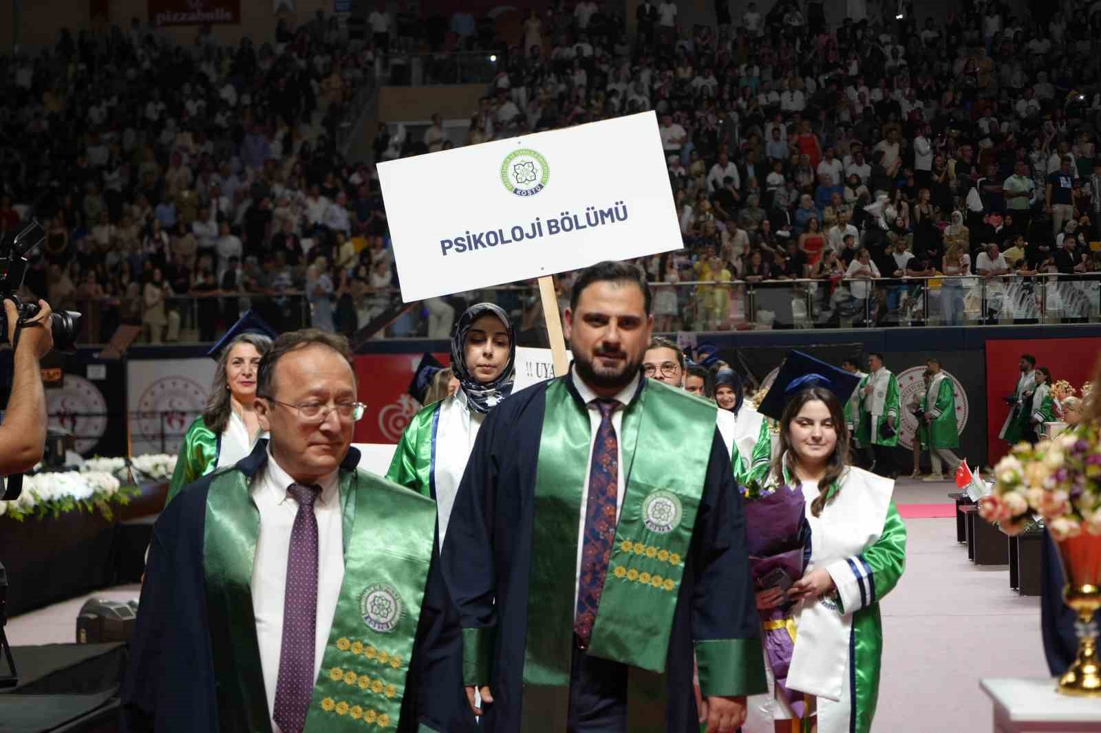 Kocaeli Sağlık ve Teknoloji Üniversitesi mezunlarını uğurladı