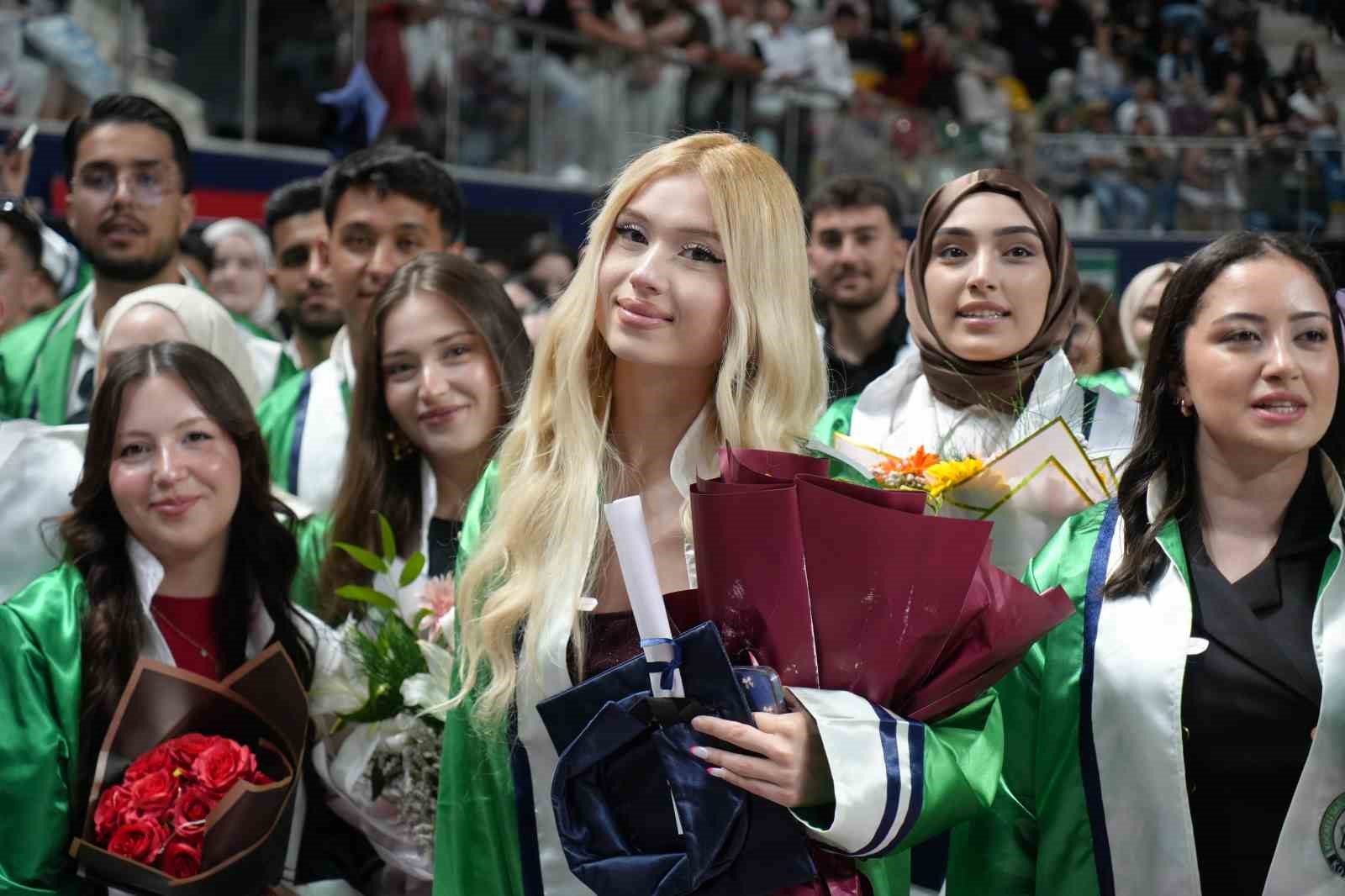 Kocaeli Sağlık ve Teknoloji Üniversitesi mezunlarını uğurladı