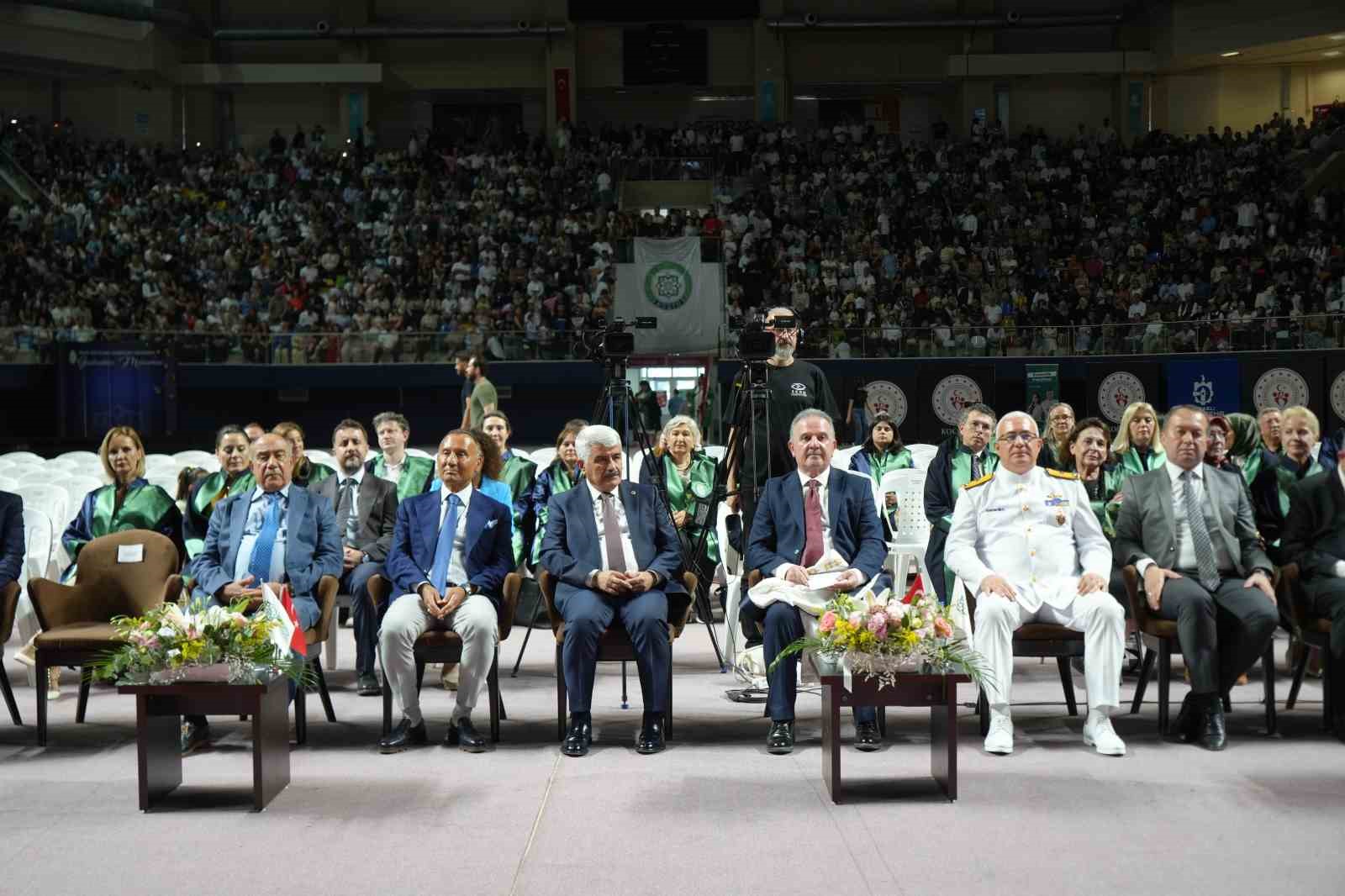 Kocaeli Sağlık ve Teknoloji Üniversitesi mezunlarını uğurladı