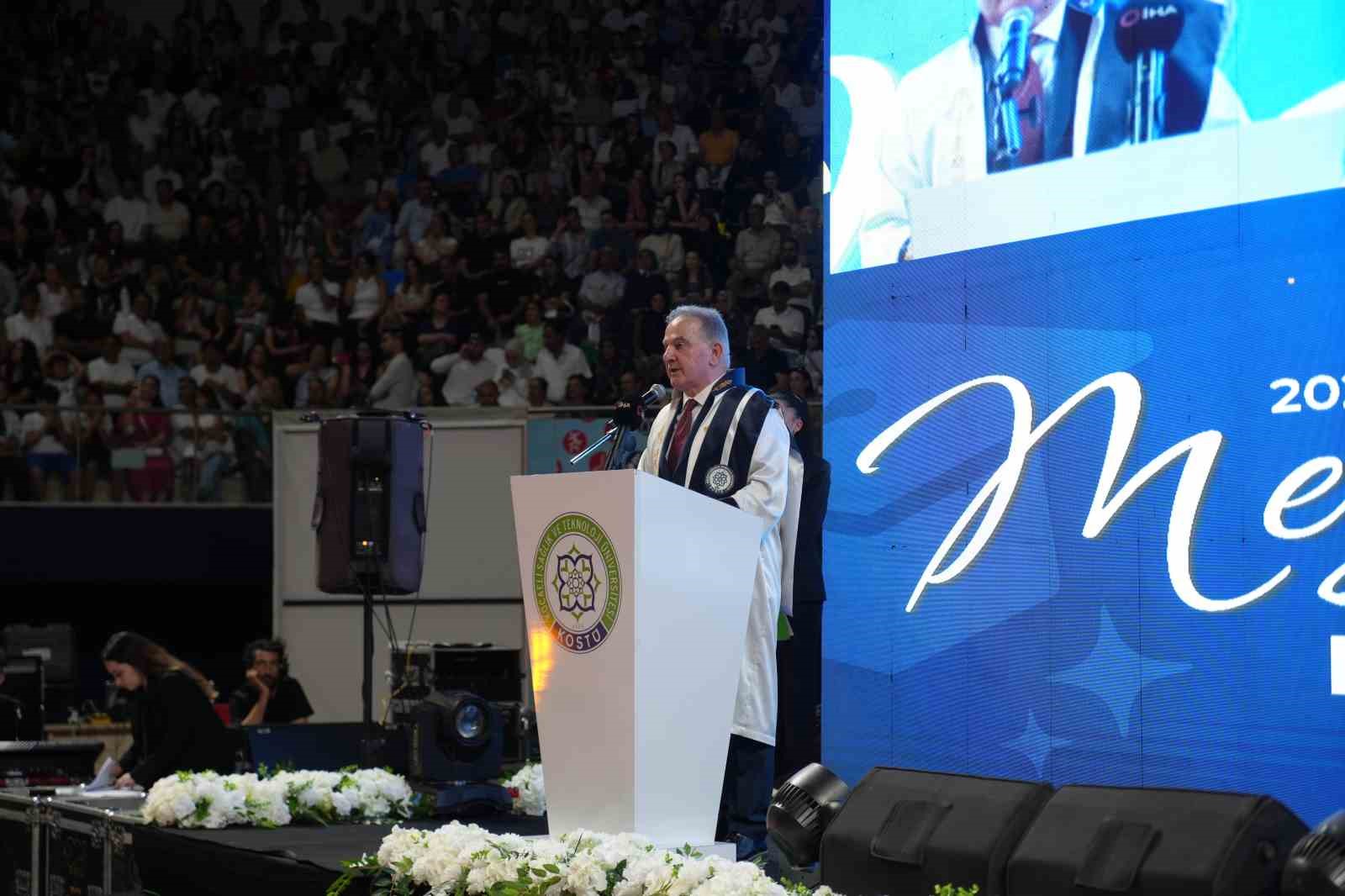 Kocaeli Sağlık ve Teknoloji Üniversitesi mezunlarını uğurladı