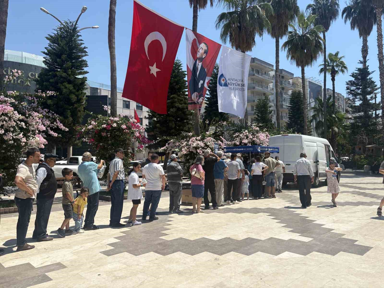 Büyükşehir’in aşure ikramları sürüyor