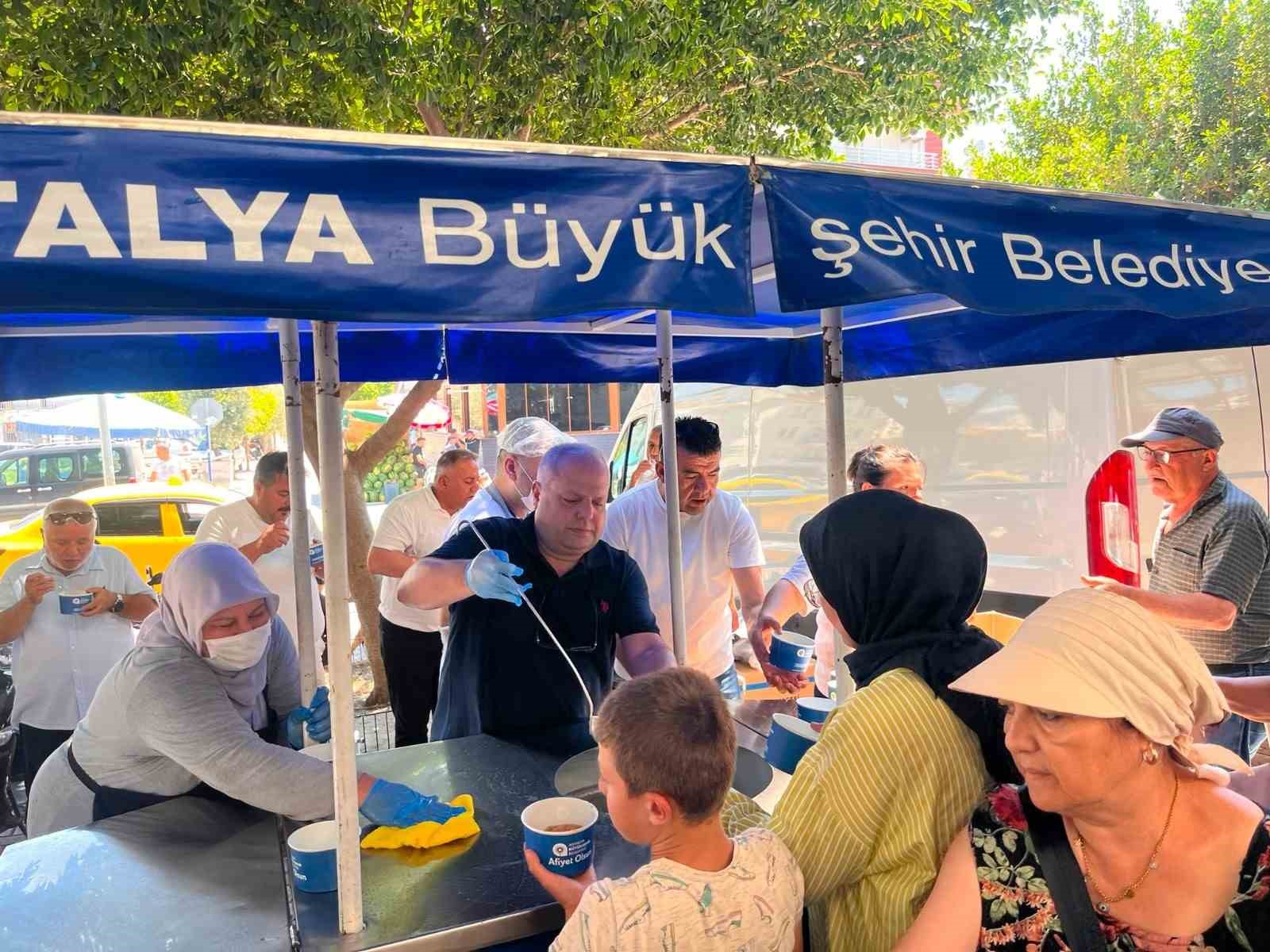 Büyükşehir’in aşure ikramları sürüyor