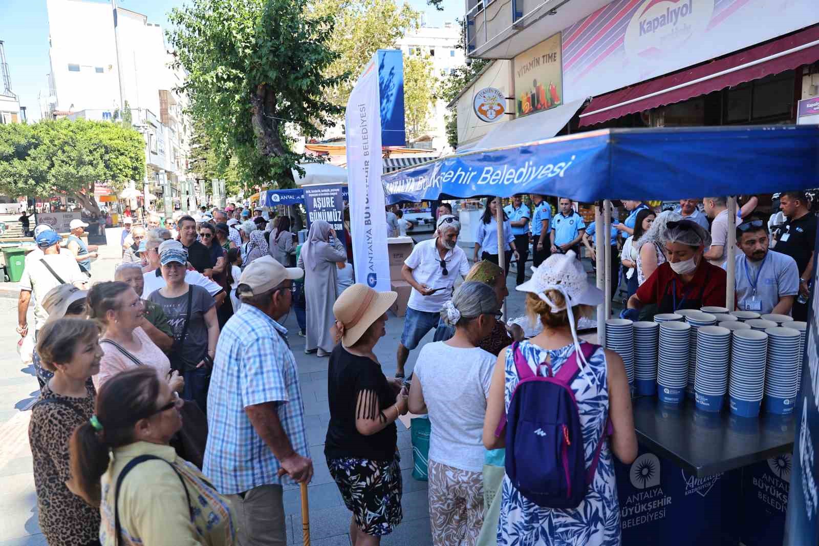 Büyükşehir’in aşure ikramları sürüyor